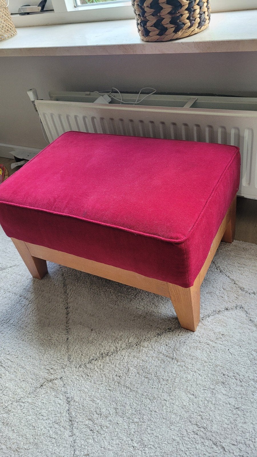 Leuke poef met houten poten, Ophalen, Modern, Klassiek, Gebruikt, 50 tot 75 cm