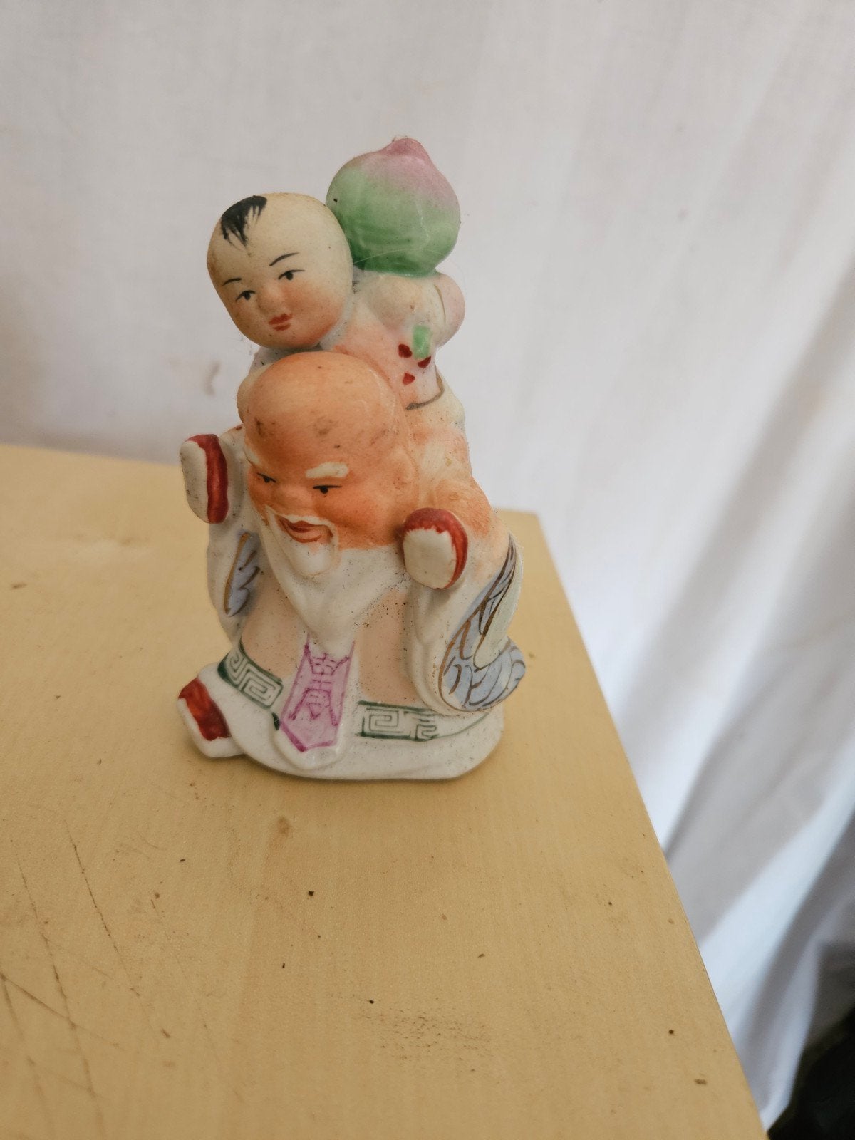 Vintage Chinees beeldje: Oude man met kind en perzik, Ophalen of Verzenden, Gebruikt