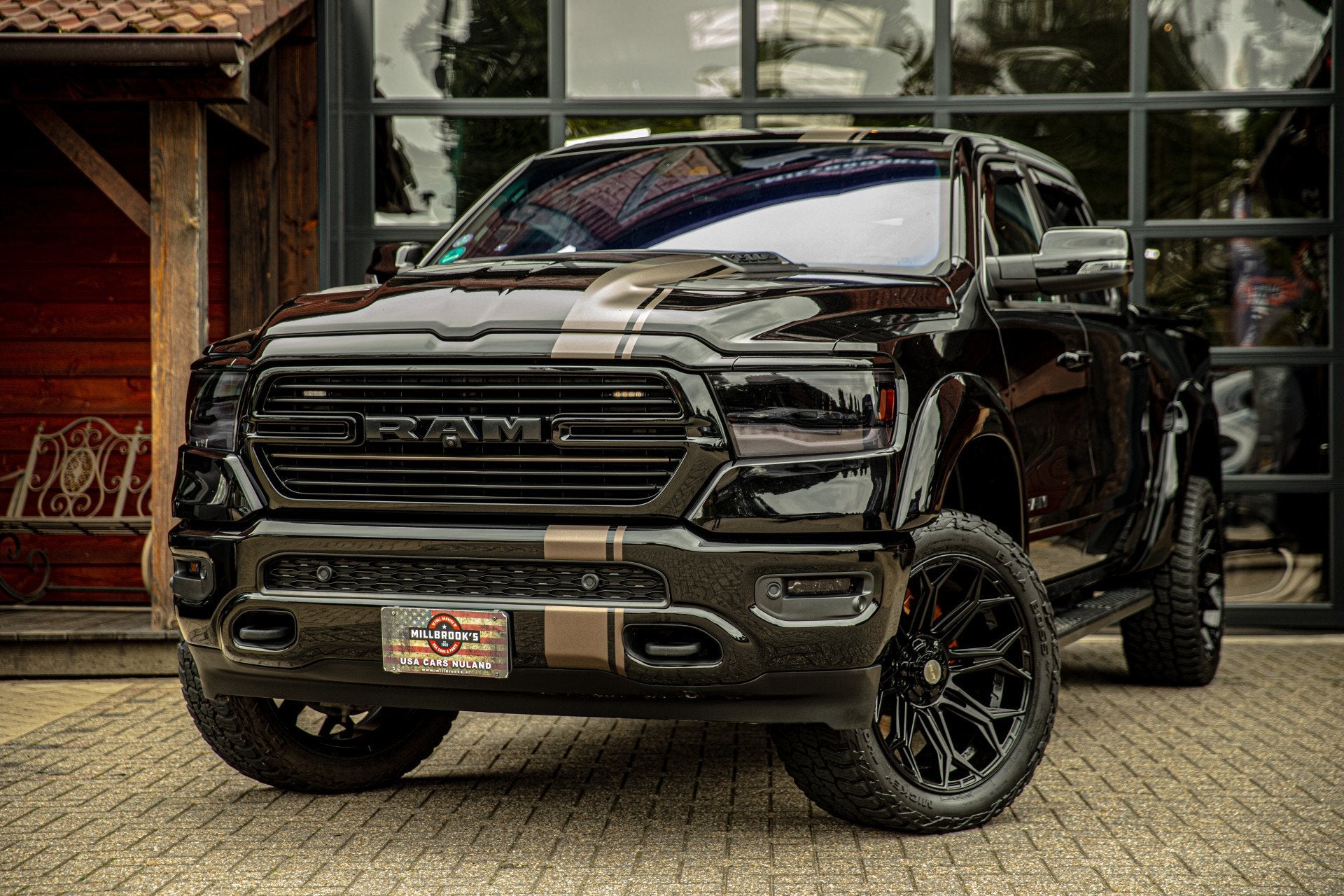Dodge Ram 1500 5.7 V8 4x4 Crew Cab Laramie ! 1e eigenaar ! W, Automaat, Dealer onderhouden, Gebruikt, 5654 cc
