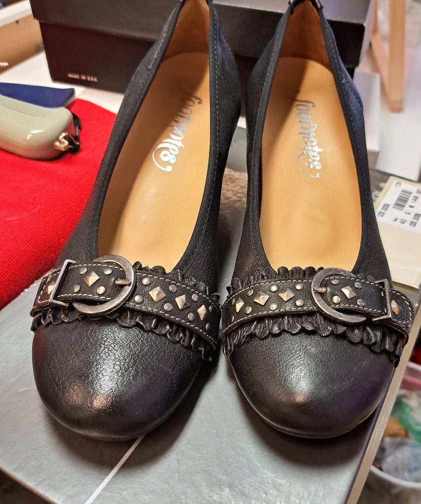 Footnotes zwarte pumps met studs voorop hak 5cm 40 nr 44552, Kleding | Dames, Schoenen, Pumps, ., Zwart, Footnotes