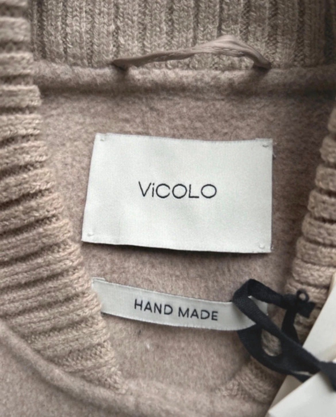 Vicolo Lange Jas Handmade -wol - Nieuw met labels, Ophalen of Verzenden, Nieuw, Maat 42/44 (L), Beige