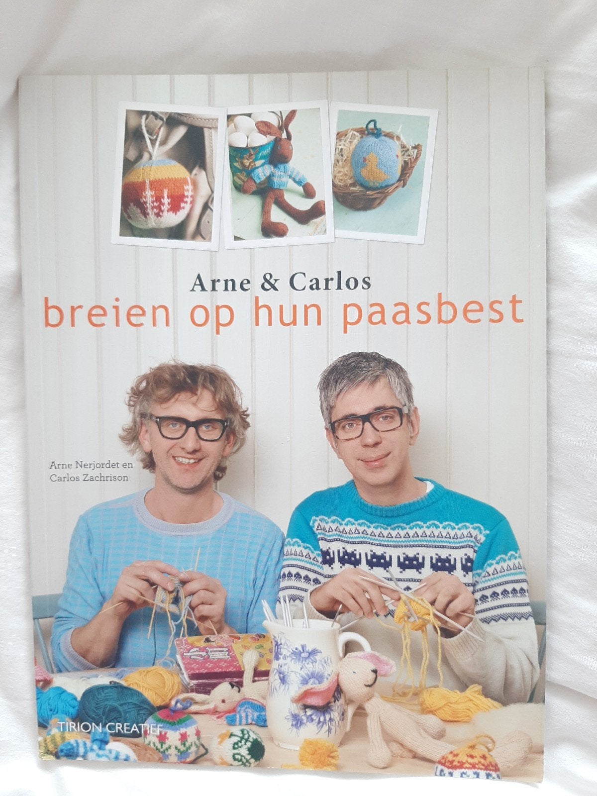 Arne en Carlos breien op hun paasbest, Ophalen of Verzenden, Zo goed als nieuw, Breien en Haken