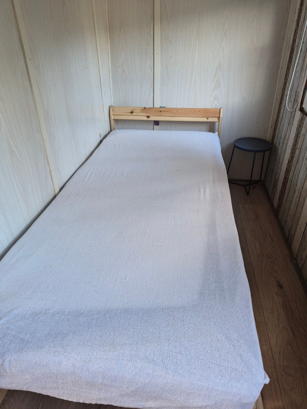 IKEA NEIDEN bedframe met lattenbodem en VESTMARKA matras, Ophalen, 90 cm, Eenpersoons, Zo goed als nieuw