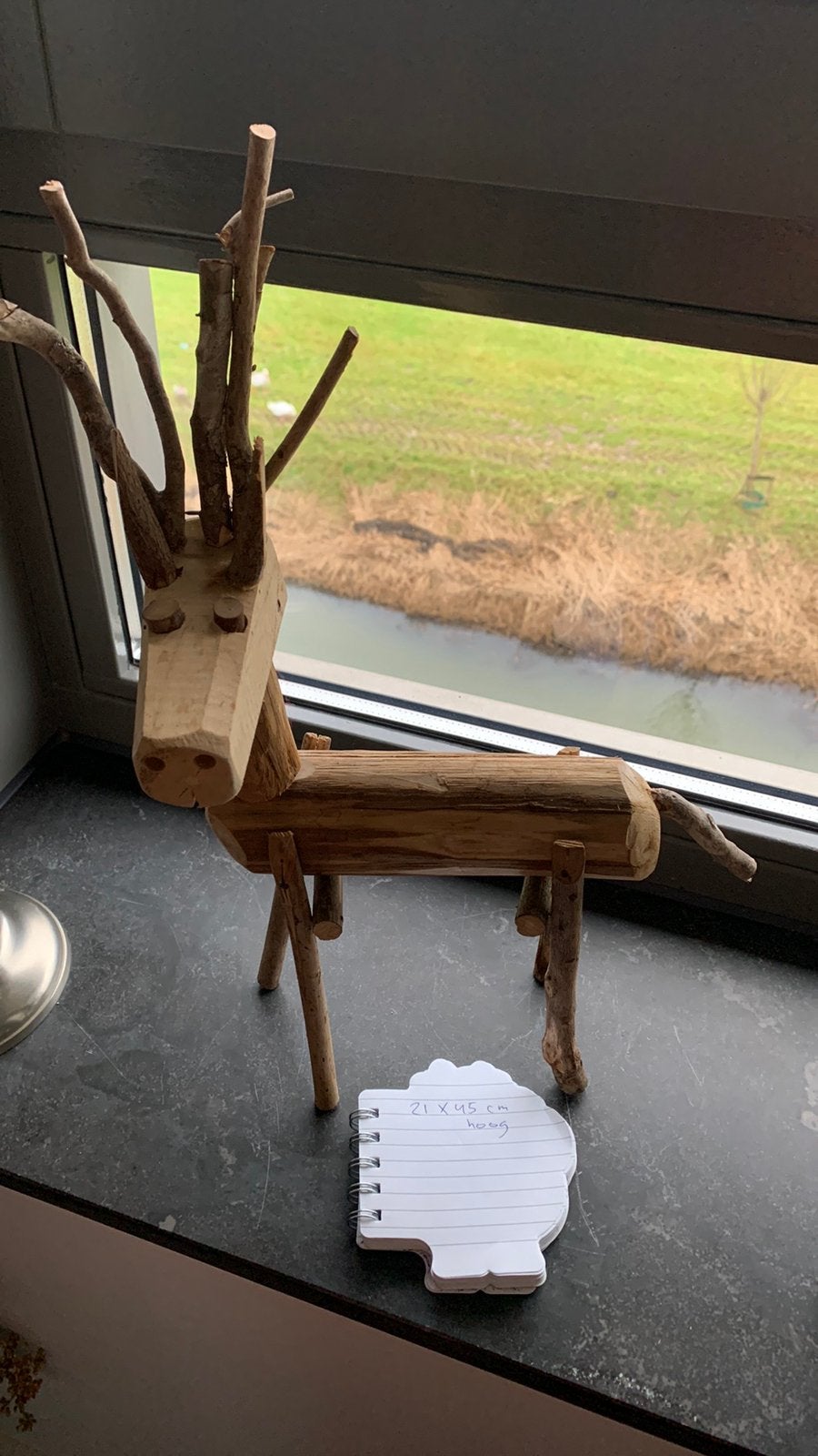 Handgemaakt houten hert, Ophalen