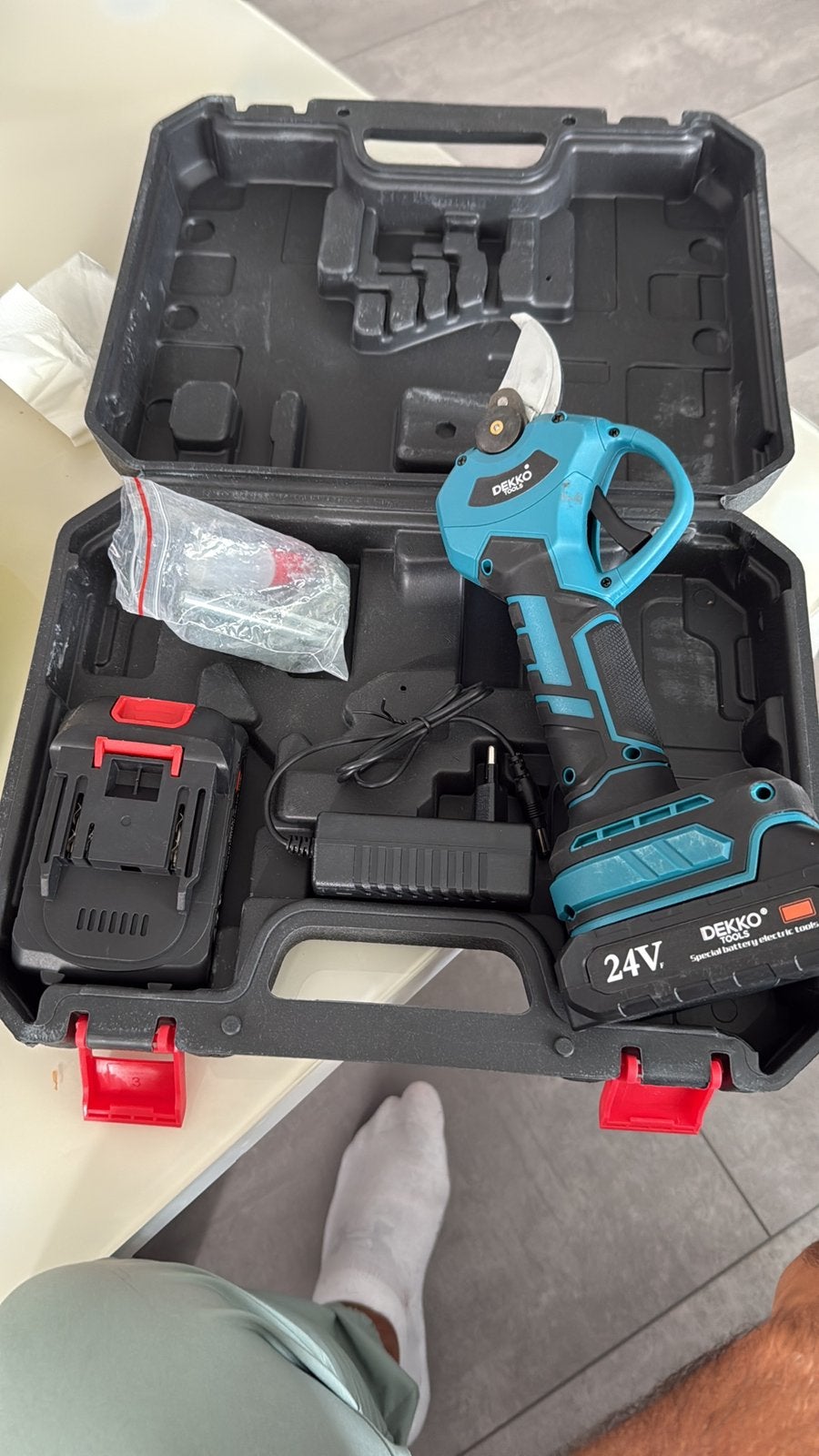 Elektrische snoeischaar takkenknipper 35mm 2 accus nieuw, Tuin en Terras, Ophalen of Verzenden, Nieuw, 30 t/m 39 mm