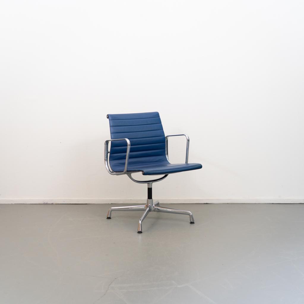 6 Vitra Eames Ea 108 stoel Blauw leer, Huis en Inrichting, Stoelen, Niet ingevuld, Niet ingevuld, Zo goed als nieuw, Leer
