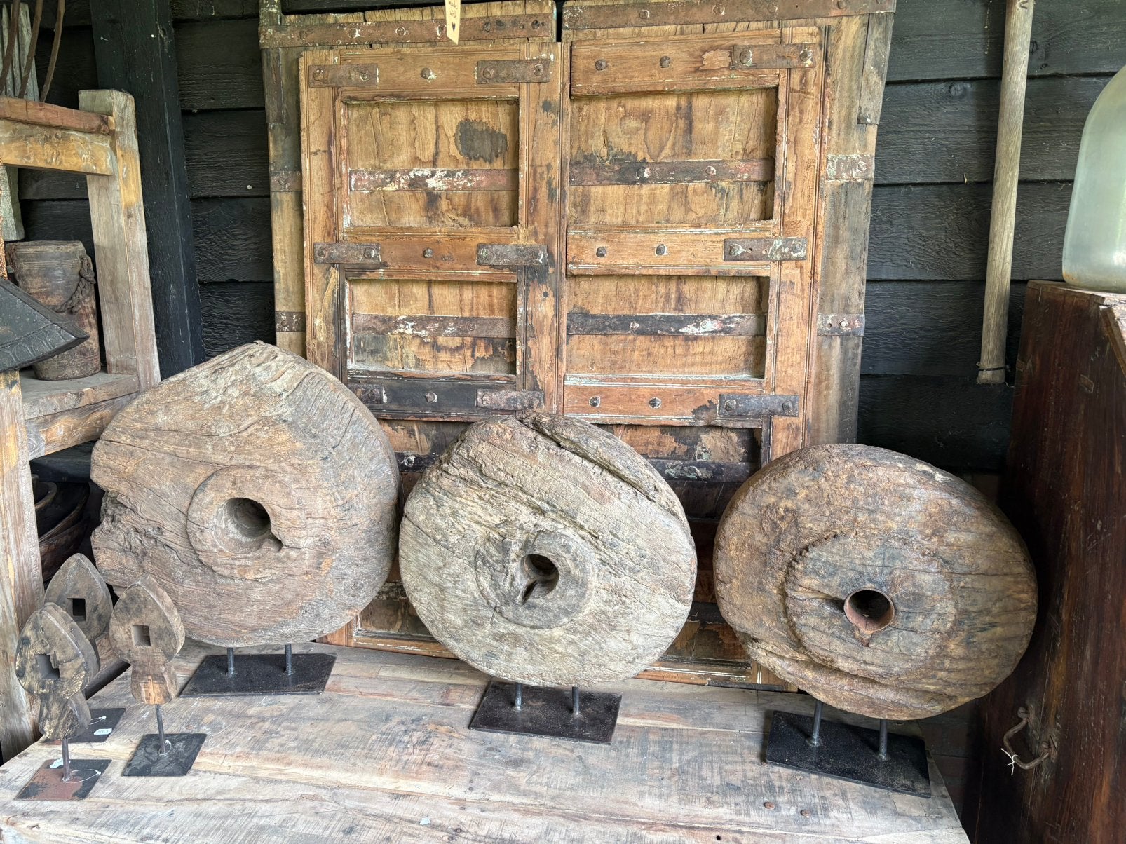 Oud zwaar wagenwiel op ijzeren statief, Ophalen, Gebruikt, Hout, Decoratieobject