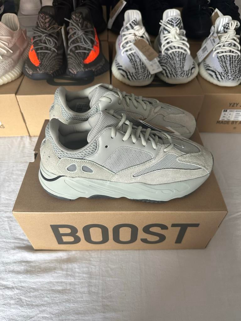 Yeezy 700 Salt - Maat 42 2/3, Kleding | Heren, Schoenen, Ophalen of Verzenden, Nieuw, Overige kleuren, Sneakers of Gympen