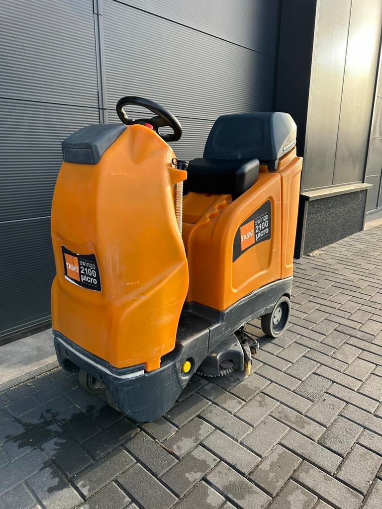 TASKI Swingo 2100 Micro Ride‑On Schrobzuigmachine, Ophalen, Bezem of Borstel