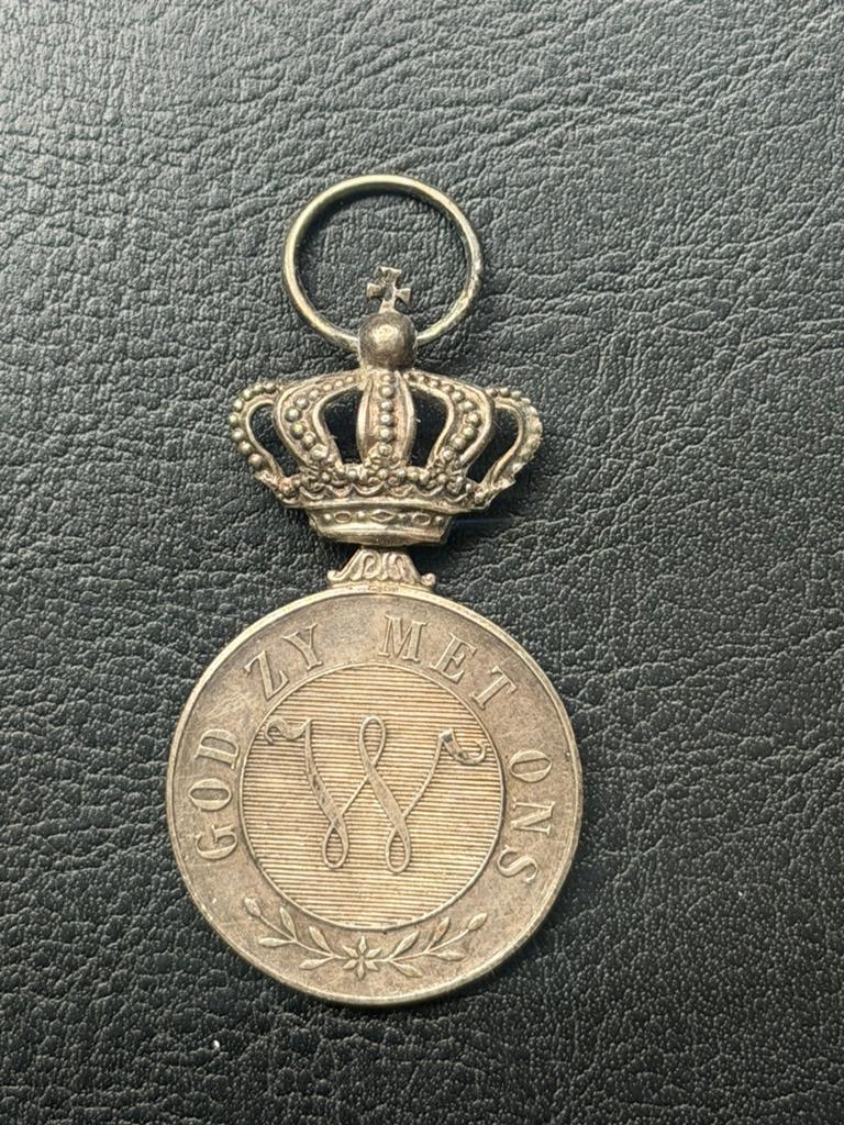 Eremedaille verbonden aan de Orde van Oranje-Nassau,, Postzegels en Munten, Penningen en Medailles, Ophalen of Verzenden, Overige materialen