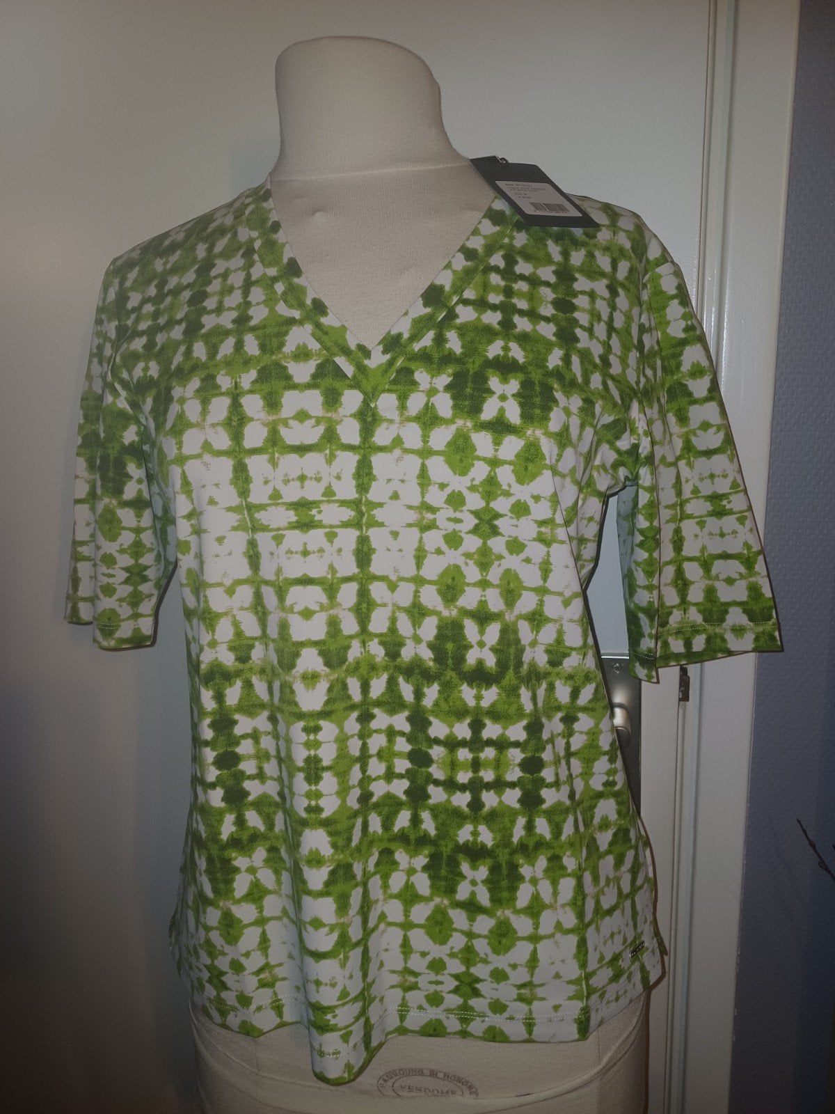 Mi piace Travel V-hals shirt Kelp forest batik print, Maat 38/40 (M), Mp, Mp, Nieuw