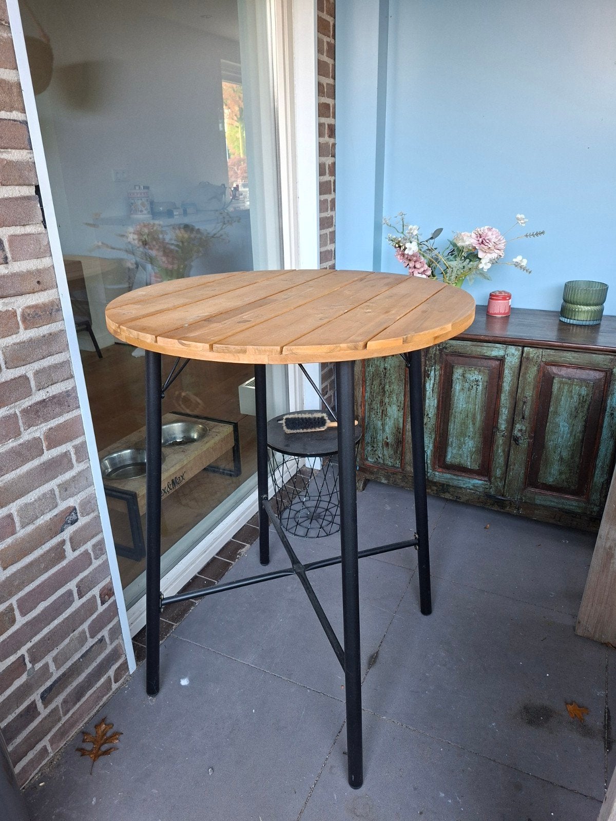 Staantafel rond hout met zwart metalen onderstel, Ophalen, Gebruikt