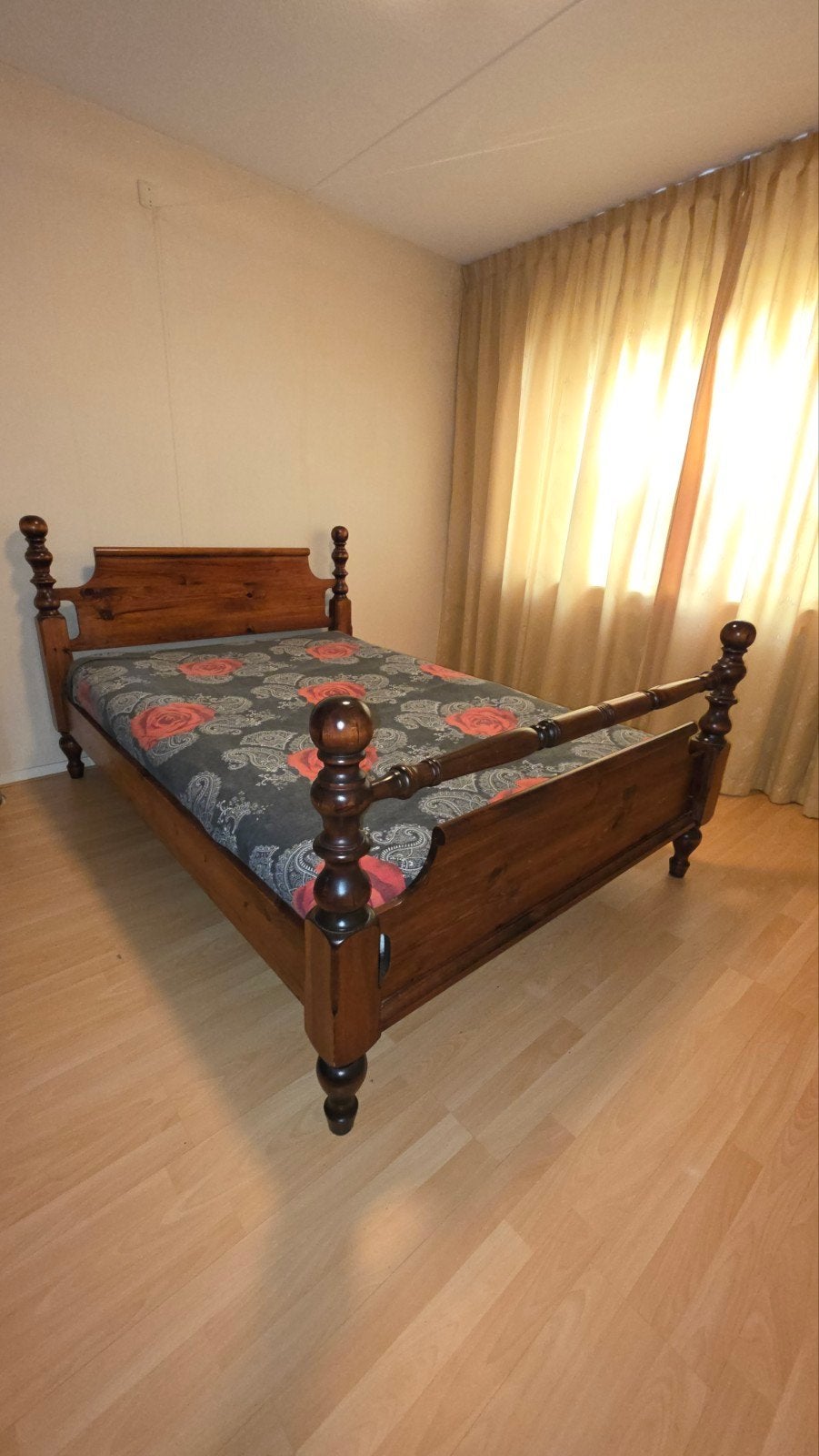 twee persoons bed met dik matras op een springveer bodem, Ophalen