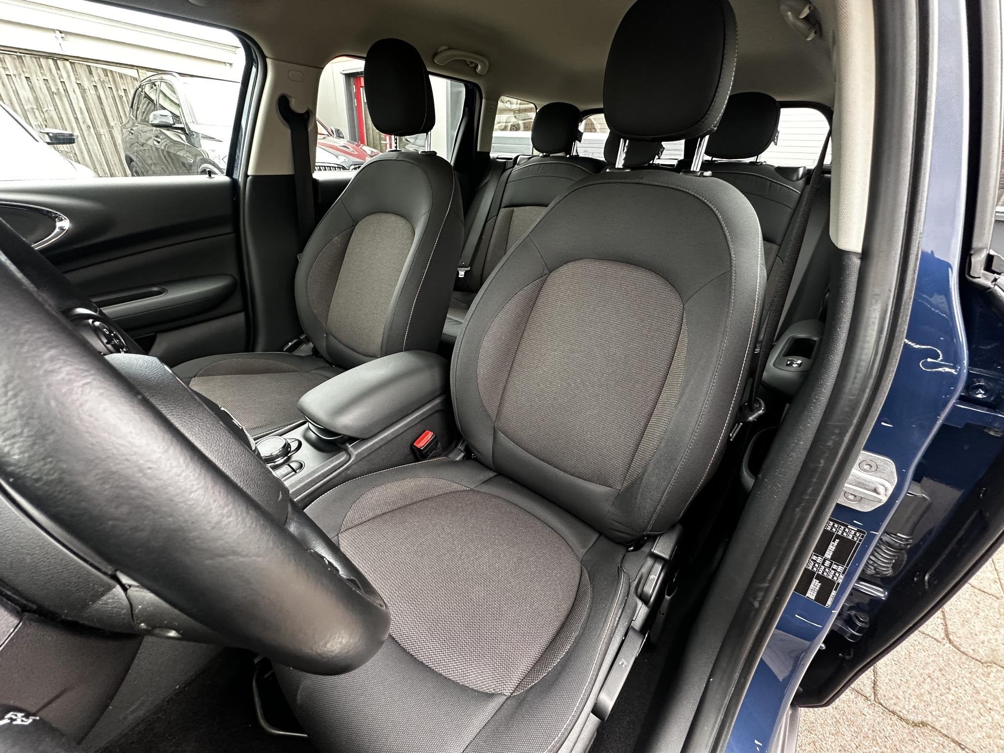 MINI Clubman 1.5 Cooper Pepper Serious Business, Auto's, Dealer onderhouden, Gebruikt, Blauw, Origineel Nederlands