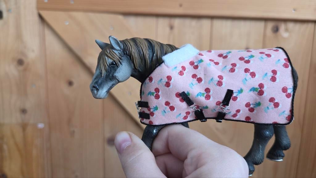 Schleich Percheron kersen deken, Verzenden, Nieuw, 1:50 of kleiner, Figuur of Figuren