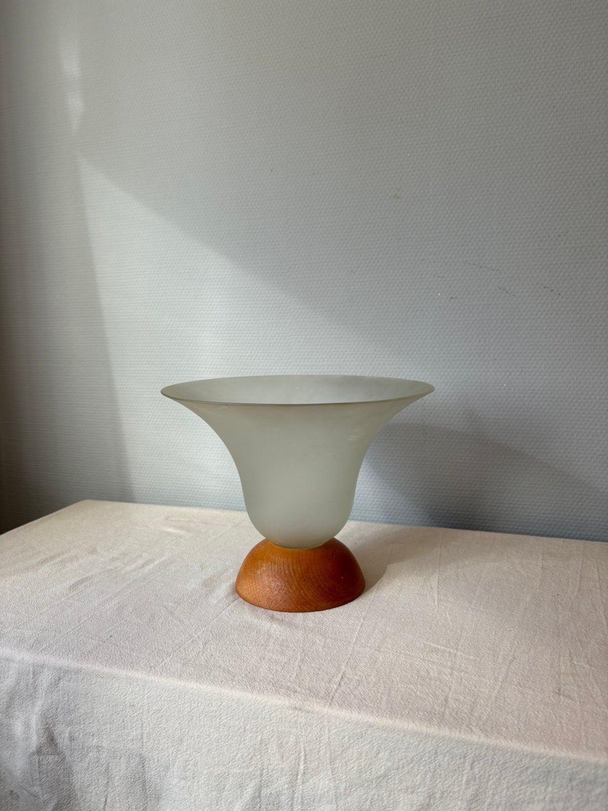Vintage mat wit glazen en beukenhouten vaas | made in Italy, Handgemaakt, Wit, Ophalen of Verzenden, 20 cm