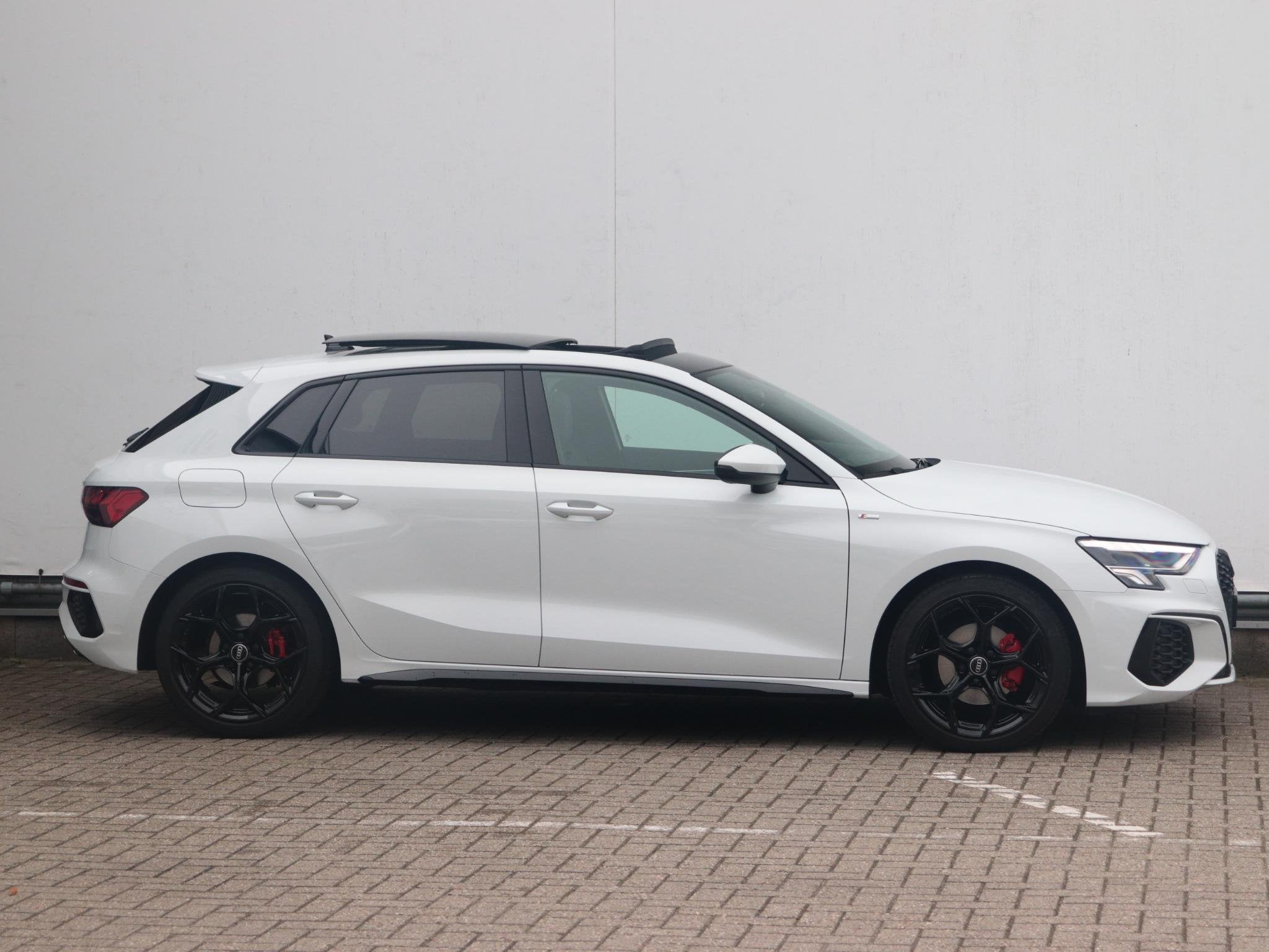 Audi A3 Sportback 35 TFSI S edition | Panoramadak | Sportsto, Auto's, Audi, 4 cilinders, 150 pk, Leder en Stof, Wit