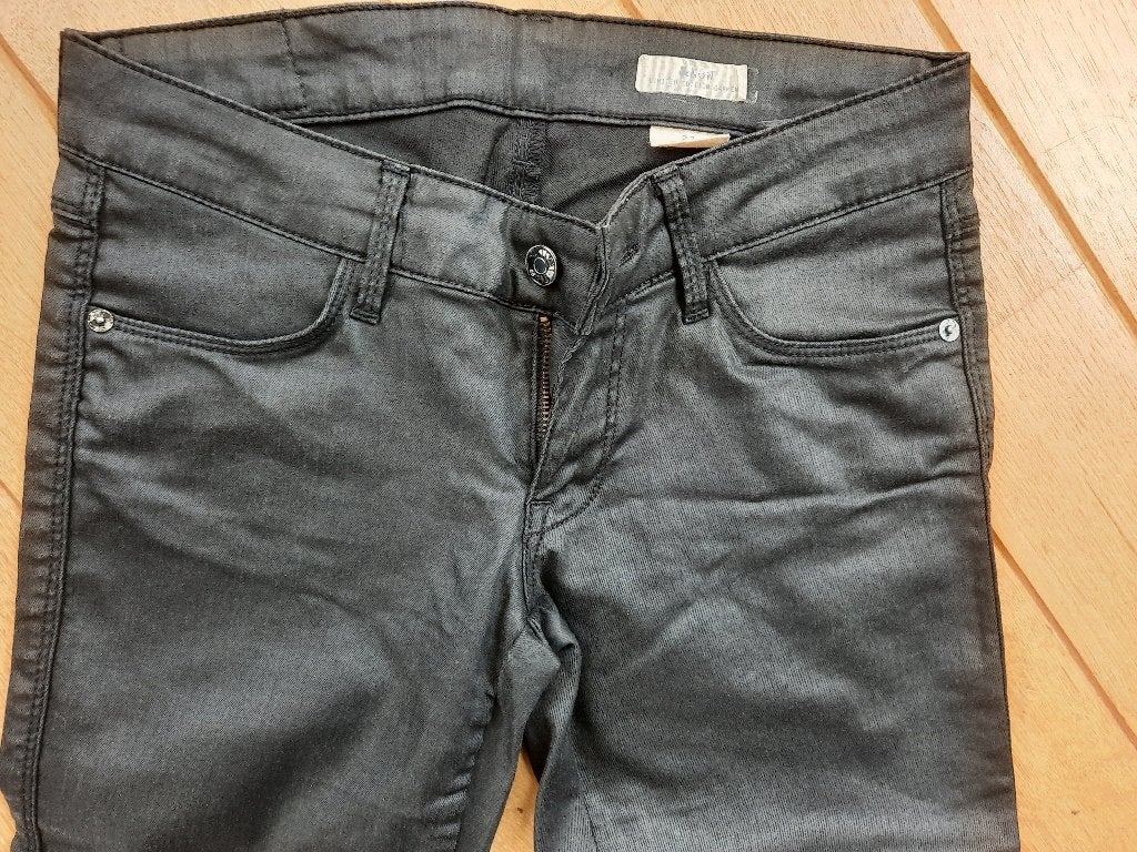 H&M &NOW spijkerbroek zwart glans maat 27 - zgan -, Kleding | Dames, Broeken en Pantalons, H&M, Zwart, Ophalen of Verzenden, Zo goed als nieuw