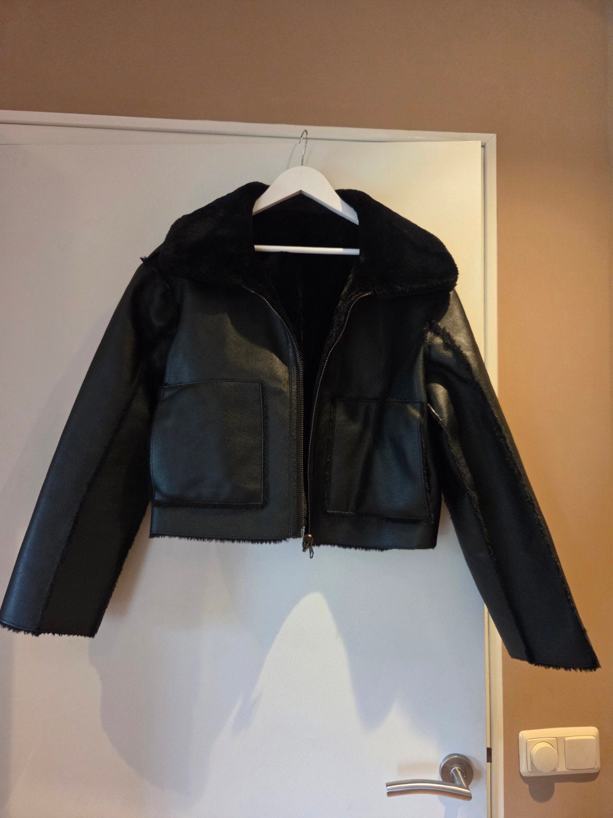 Zwarte omkeerbare jas met zachte fake fur voering, Maat 38/40 (M), Zwart, Ophalen of Verzenden, Onbekend
