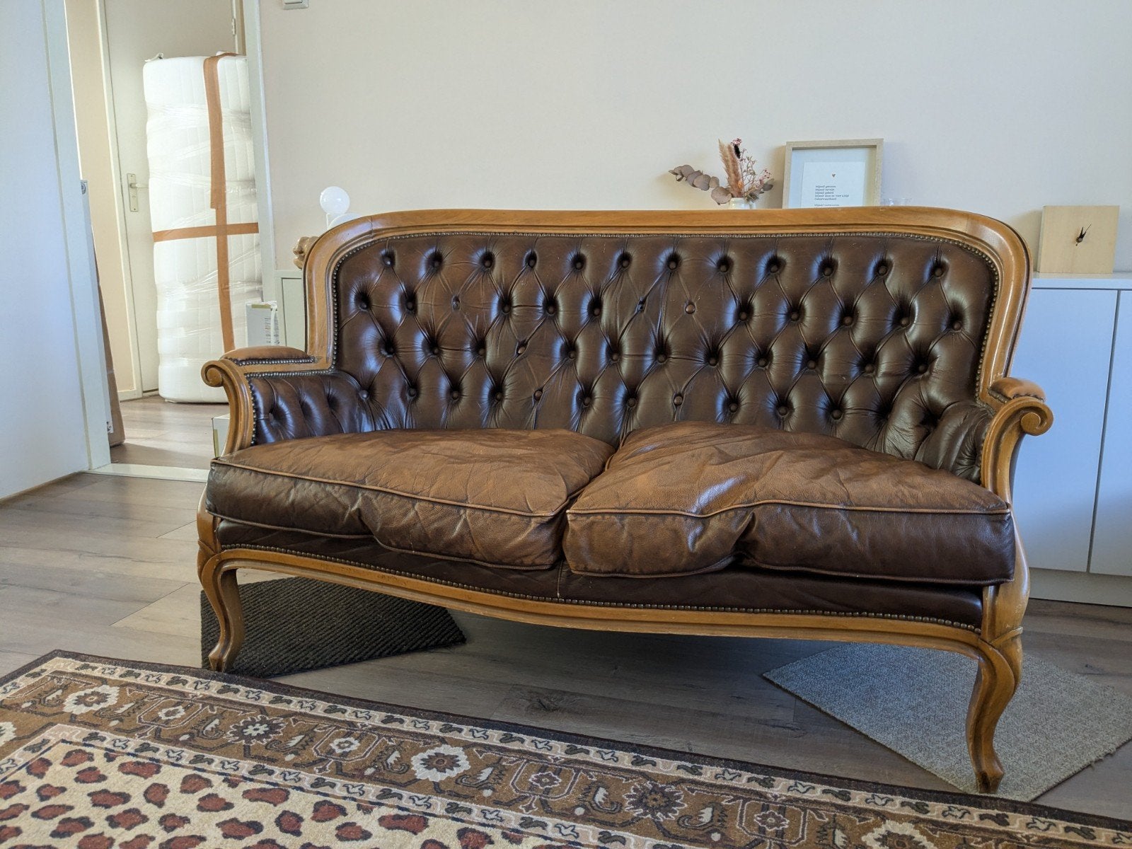 Teab. Oud Chesterfield bankje - Bruin leer, Antiek en Kunst, Ophalen