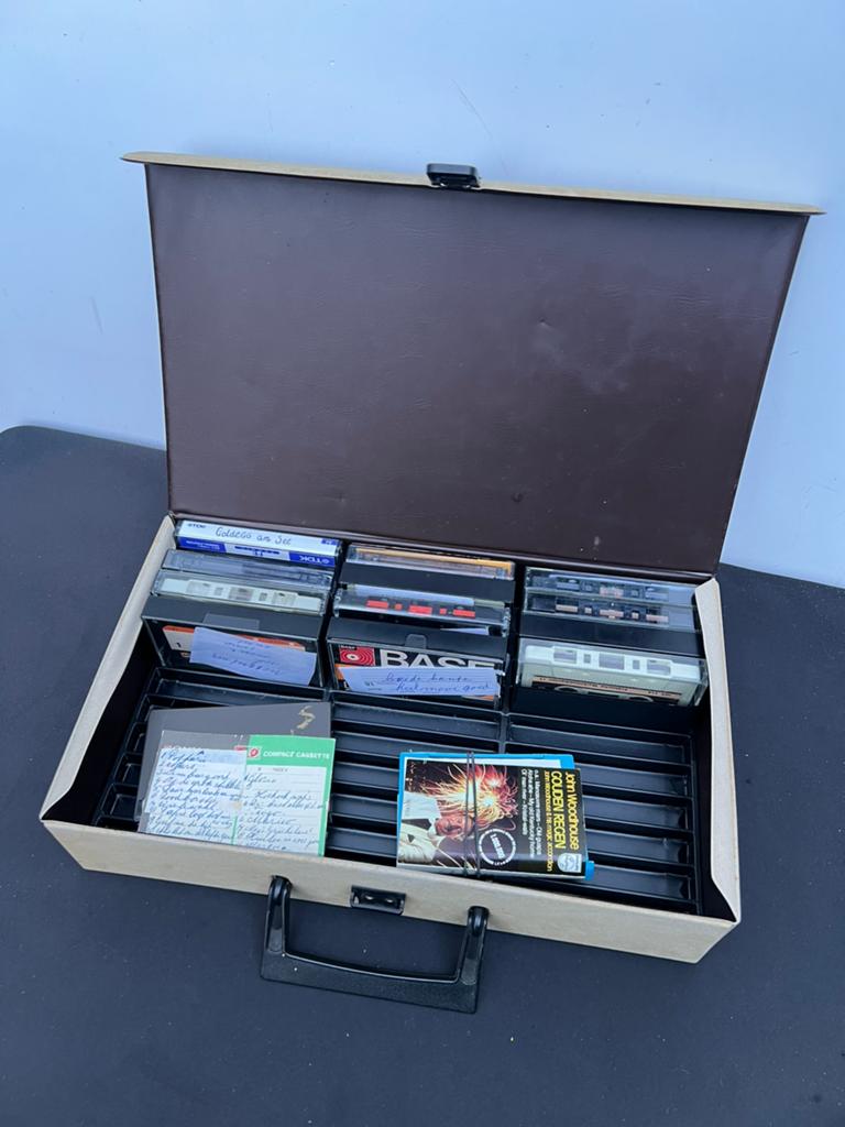 Te Koop : Vintage Koffertje Inc Cassettebandjes, Gebruikt, 2 t/m 25 bandjes, Overige genres, Ophalen of Verzenden