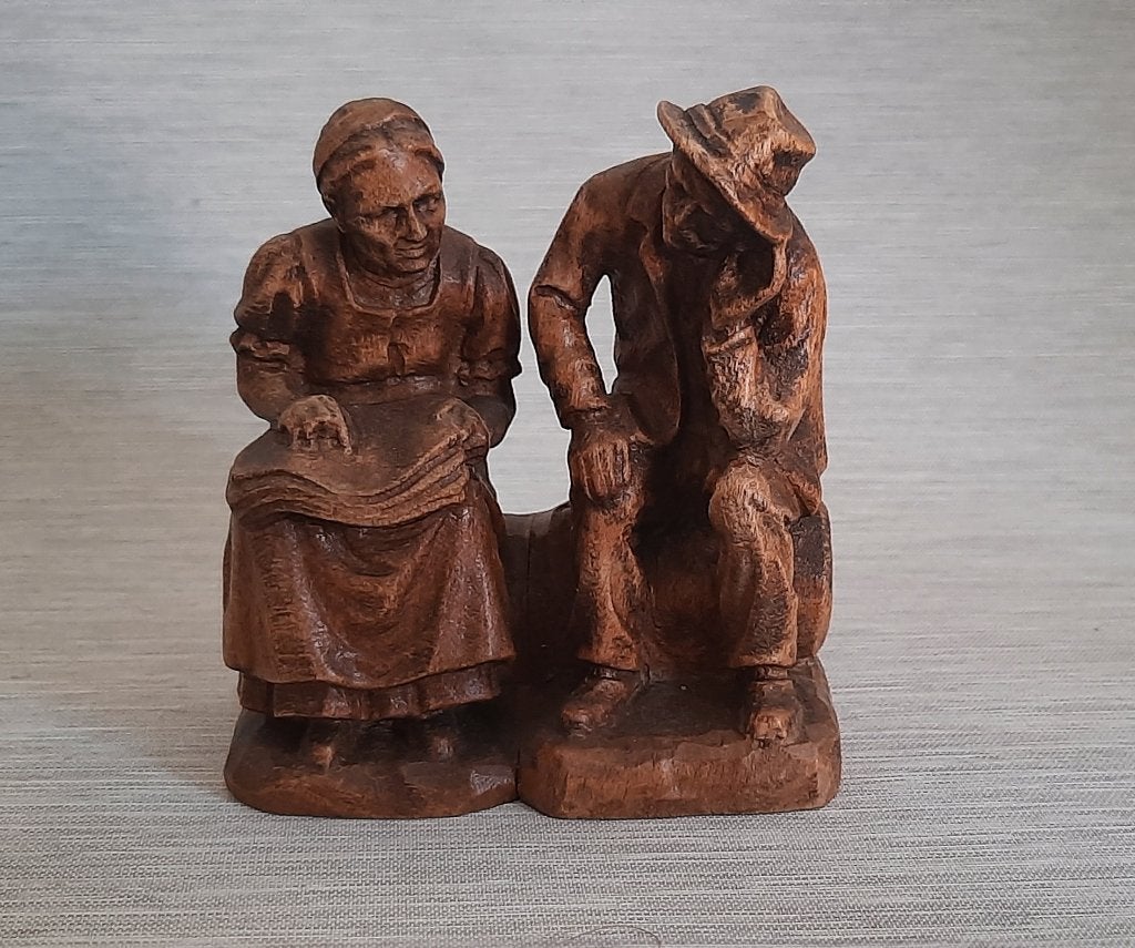 Mooi gemaakt, beeldje twee mensen zittend, man en vrouw., Minder dan 20 cm, Ophalen of Verzenden, Handgemaakt, Hout