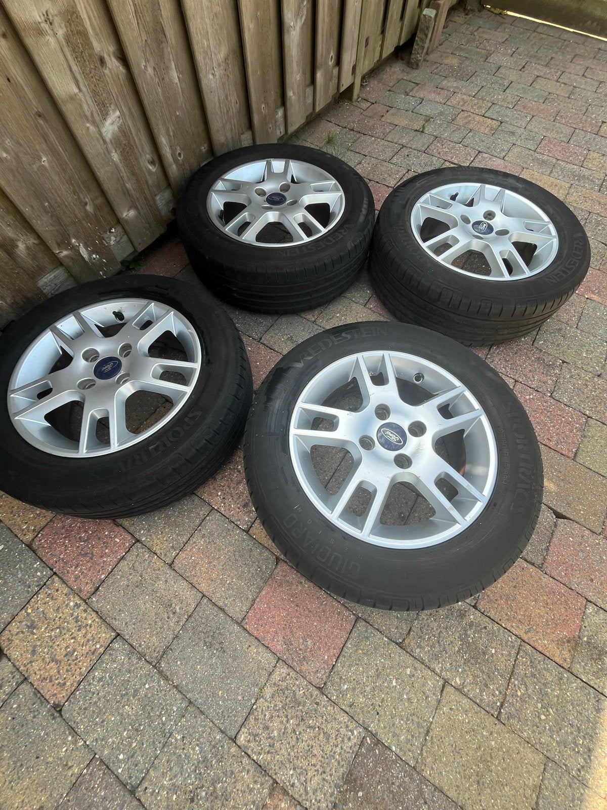 Ford velgen met Vredestein zomerbanden, Ophalen