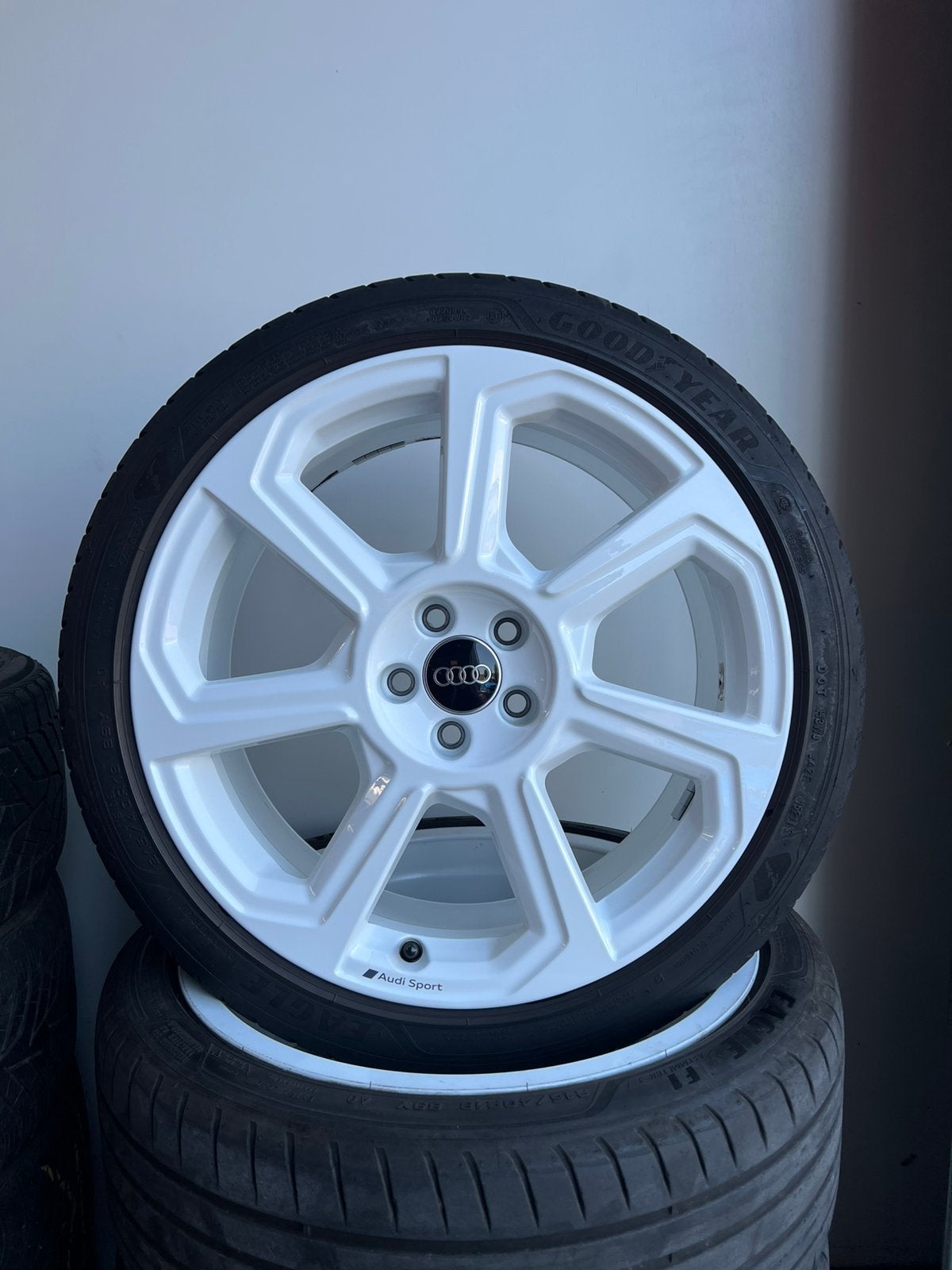 18 inch Originele Audi Sport A1 velgen (wit) met zomerbanden, Ophalen, 18 inch, 215 mm, Banden en Velgen