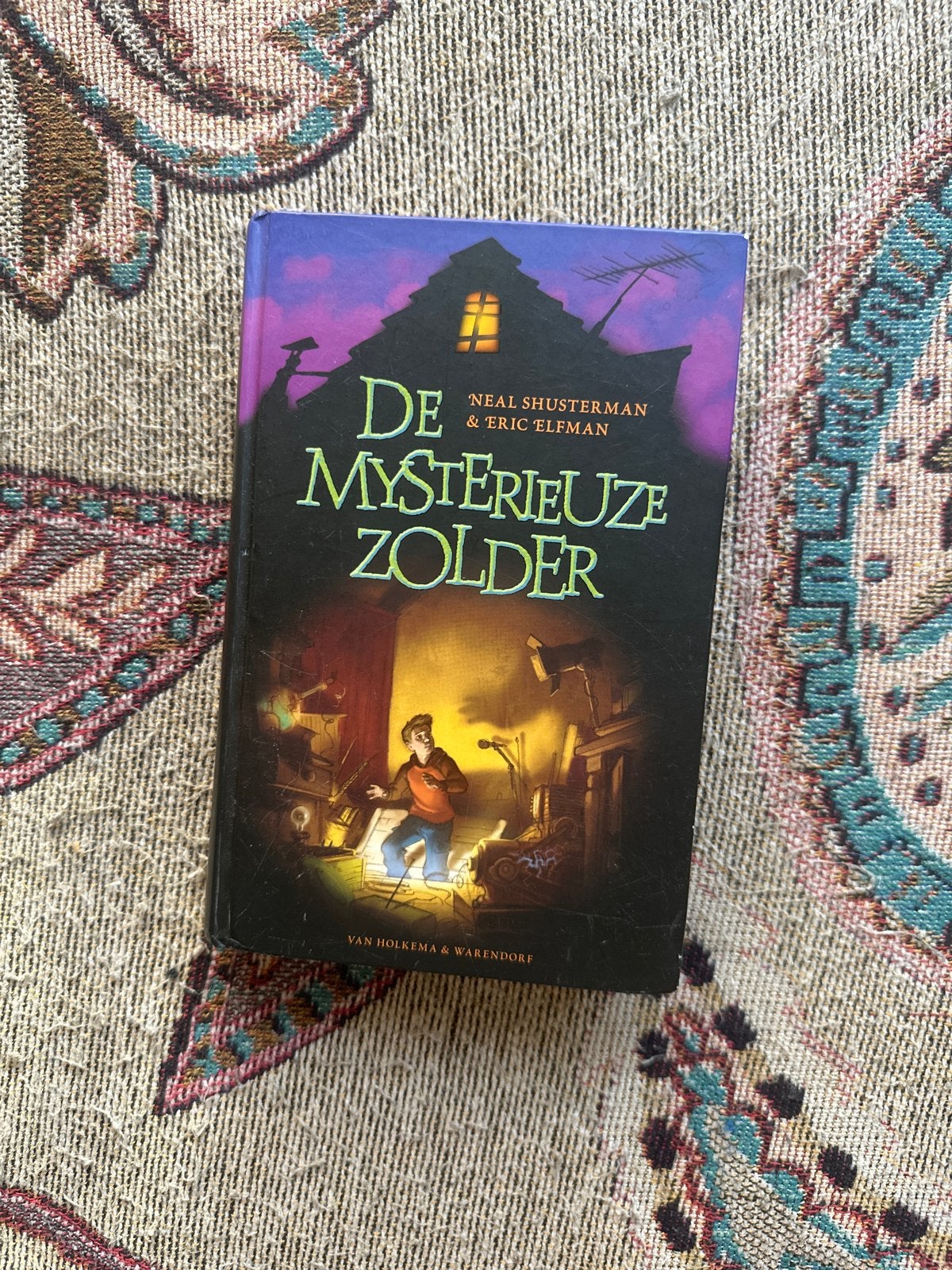 De Mysterieuze Zolder - Neal Shusterman & Eric Elfman, Boeken, Ophalen of Verzenden, Gelezen, Fictie