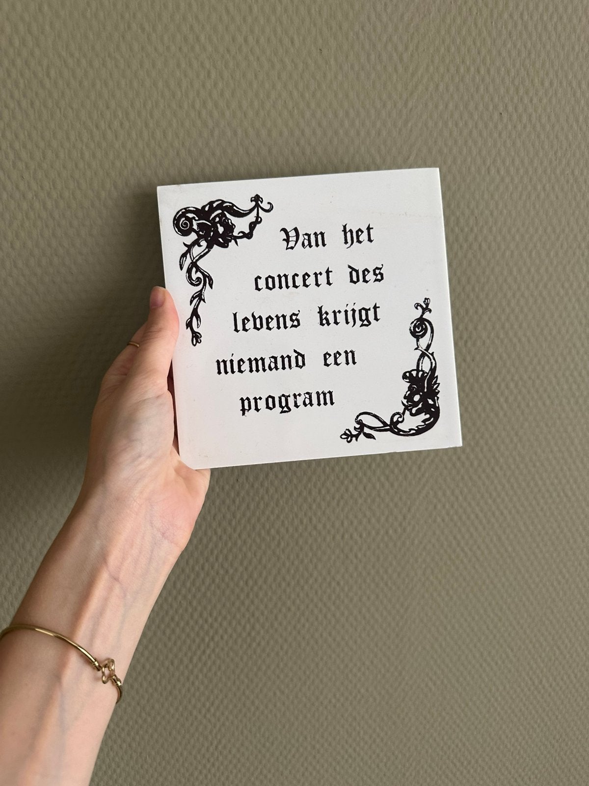Wandtegeltje "Van het concert des levens krijgt niemand…”, Ophalen of Verzenden, Zo goed als nieuw