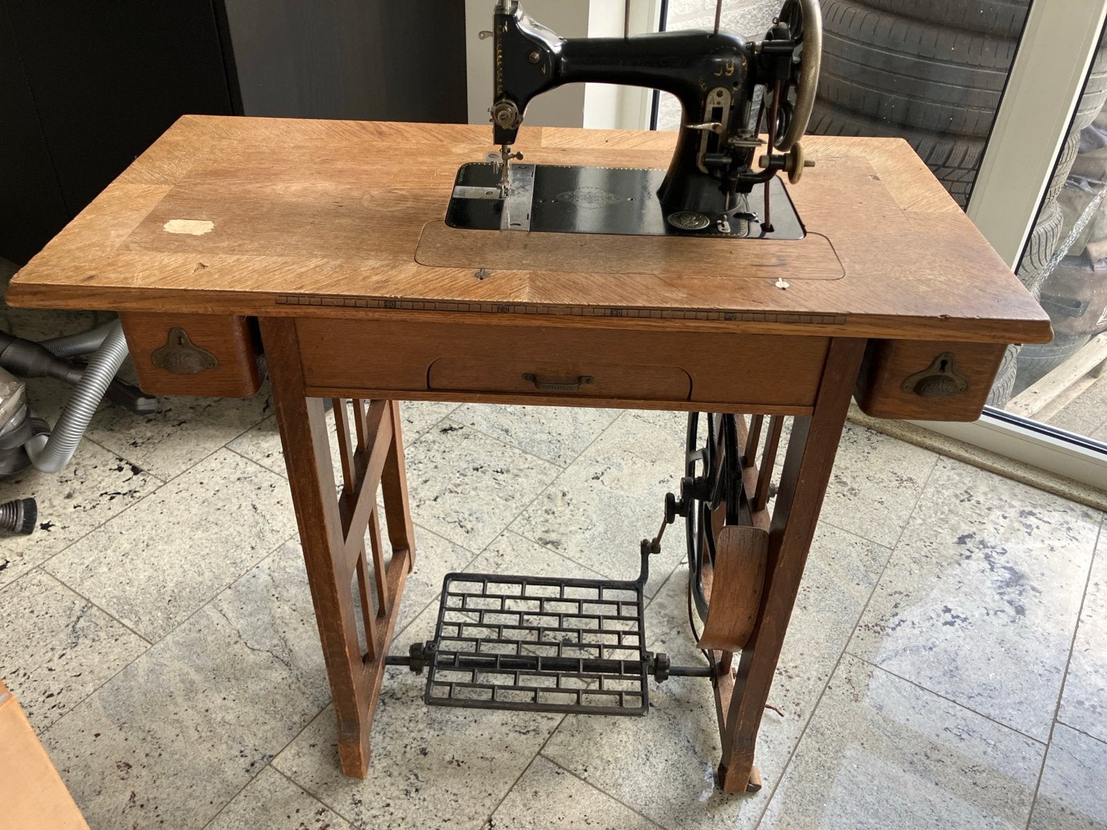 Antieke Mundlos Original-Victoria naaimachine met tafel, Ophalen