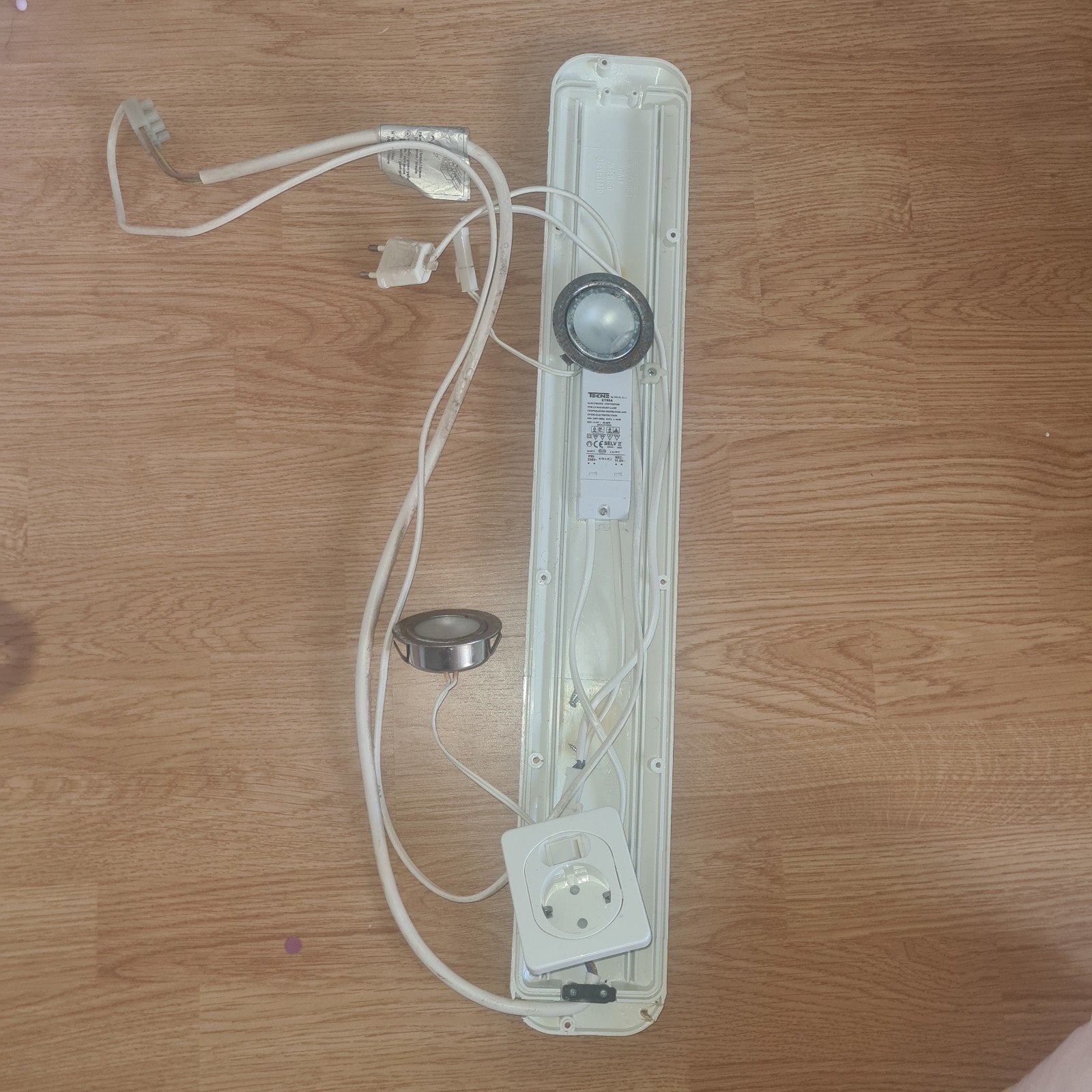 Onderbouwlamp met stopcontact en twee spotjes, Ophalen, Wit, Overige merken, Gebruikt