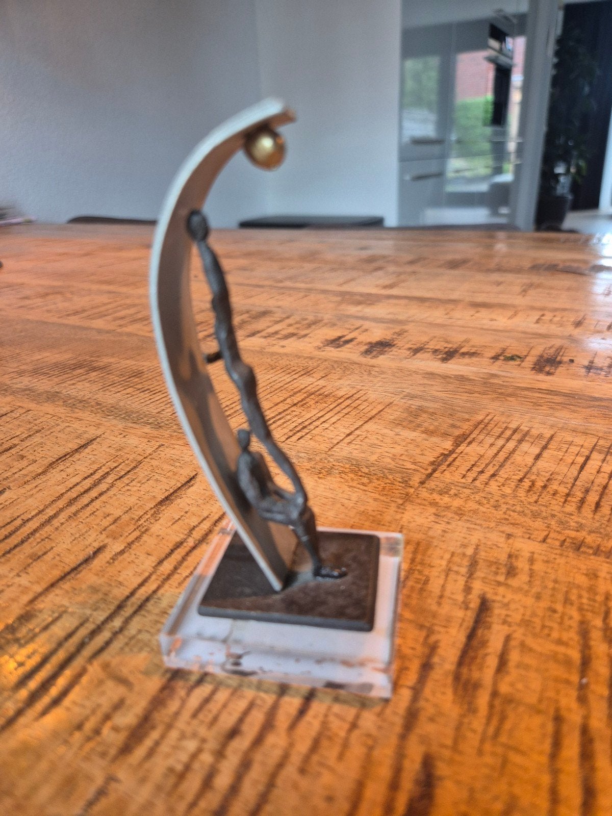 Sculptuur "Met hulp de gouden bal bereiken" -Corry Ammerlaan, Antiek en Kunst, Groep mensen, Minder dan 20 cm, Ophalen of Verzenden