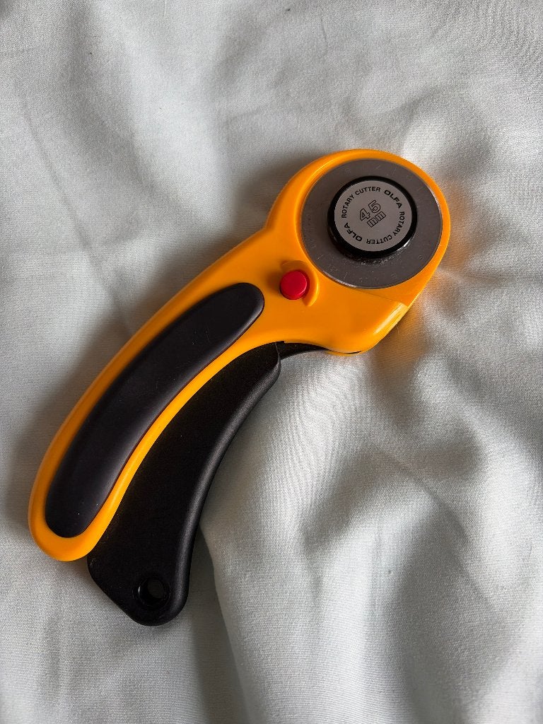 Olfa rotary cutter, Gebruikt, Geschikt voor snijden, Geel, Gereedschap of Toebehoren