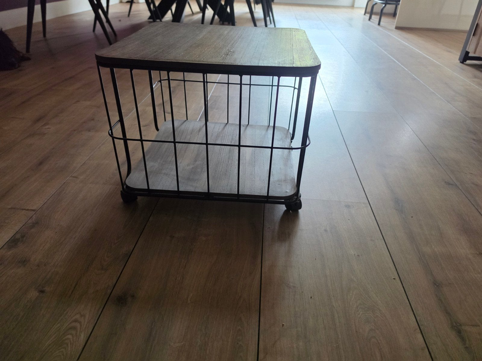 Bijzettafel/nachtkastje met metalen frame en houten blad, Huis en Inrichting, Ophalen, Minder dan 45 cm, Minder dan 55 cm, Gebruikt