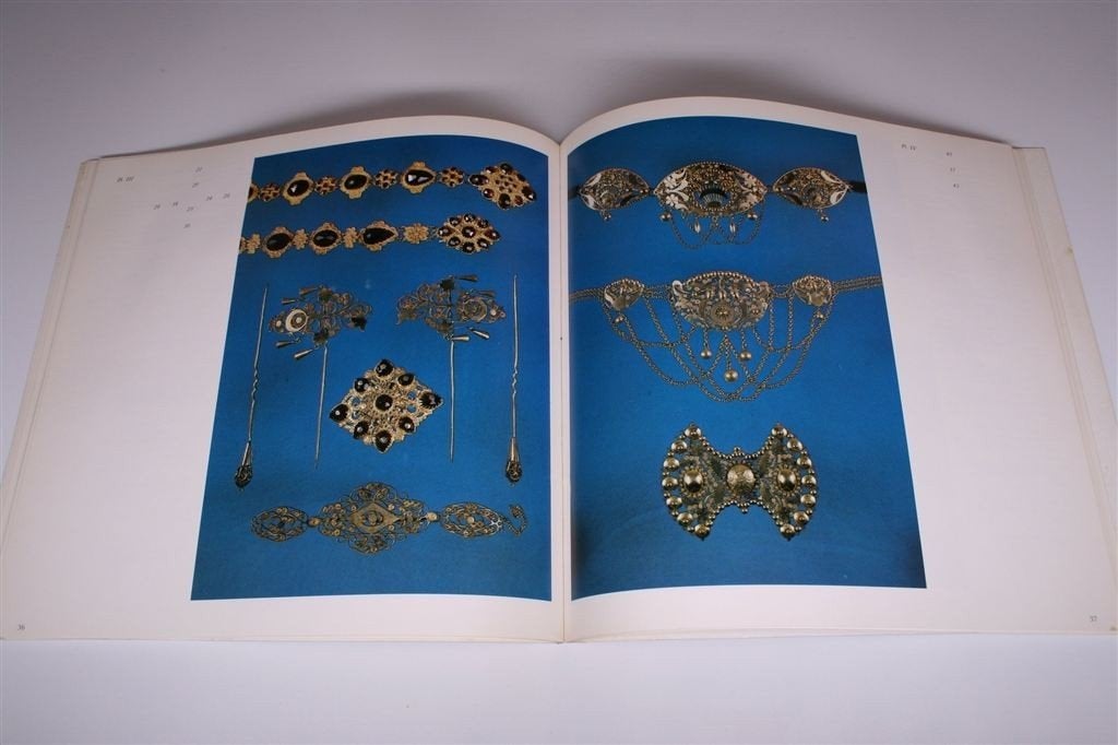 Groninger Goud & Zilver — Streekdrachtsieraden [1800-1900], Ophalen of Verzenden, Gelezen