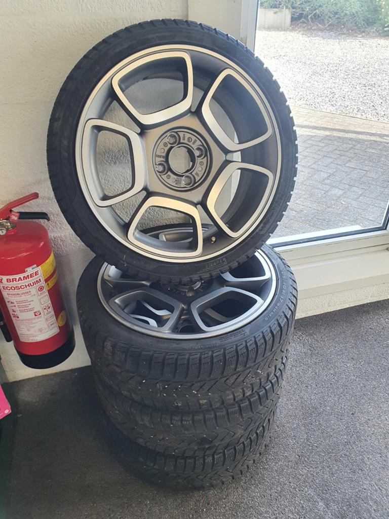 Originele 17" Abarth velgen met Pirelli winterbanden, Ophalen, Gebruikt, Banden en Velgen, 17 inch