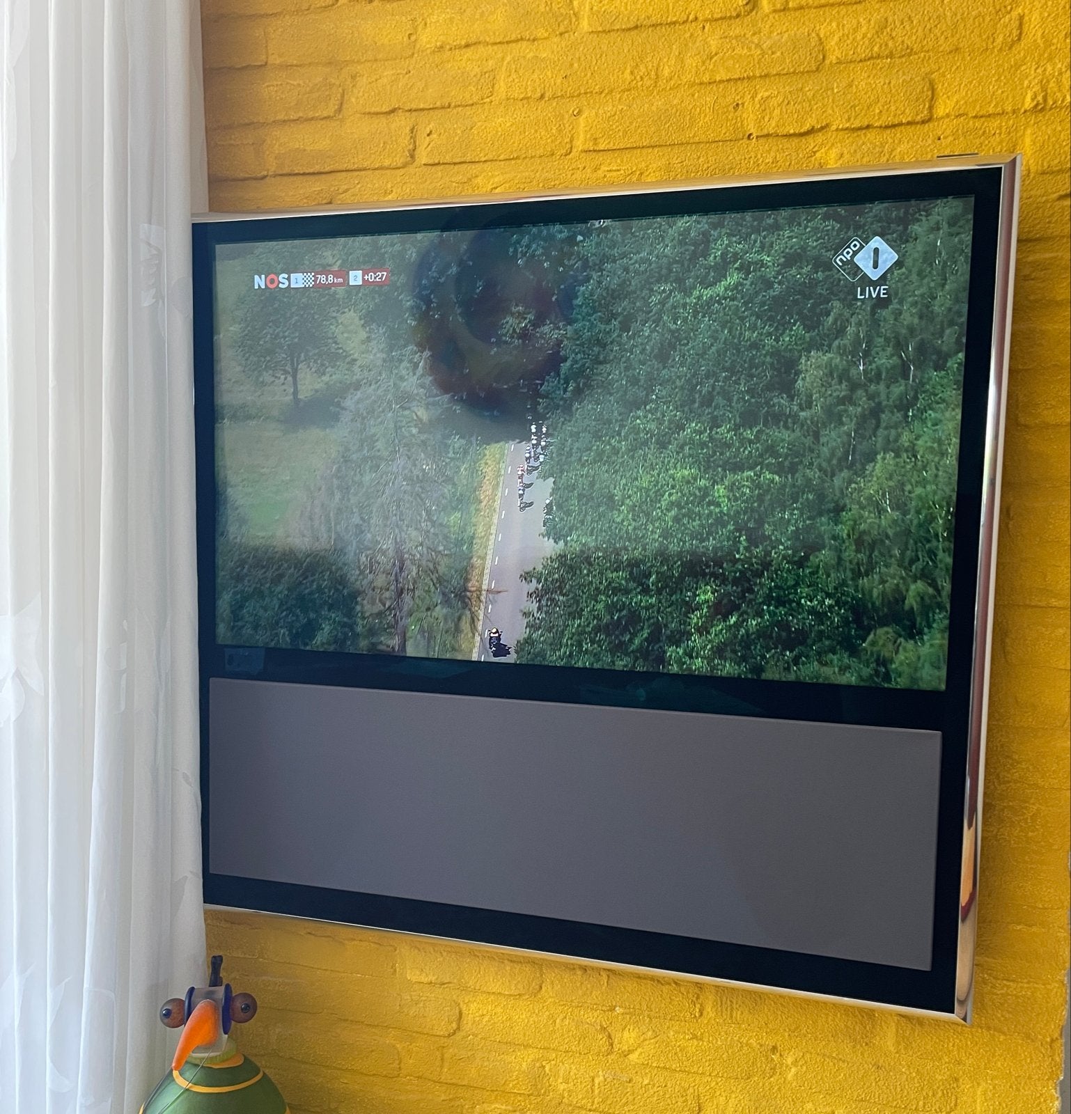 Beovision 14-40 met elektrische muurbeugel en Beoremote one, Audio, Tv en Foto, 100 Hz, 100 cm of meer, 4k (UHD), Smart TV
