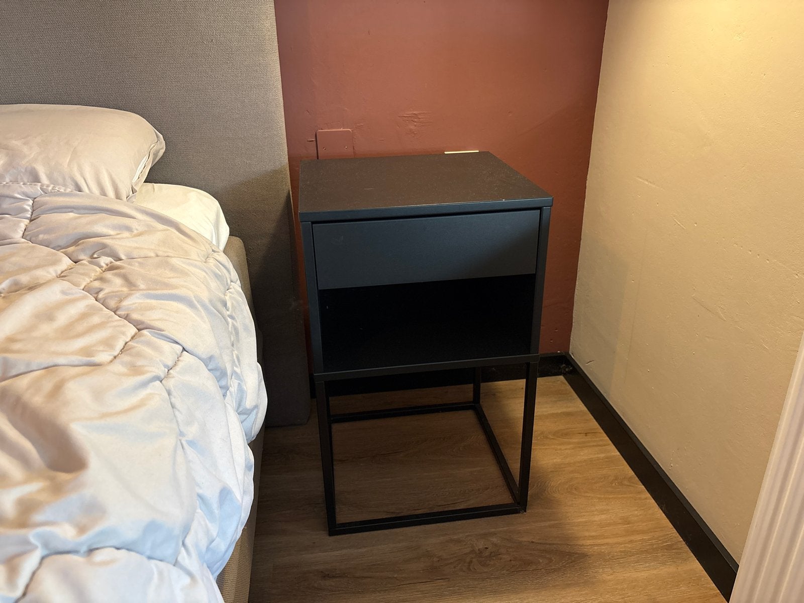 2x IKEA VIKHAMMER nachtkastje zwart - Nieuwstaat, Huis en Inrichting, Ophalen, Overige materialen, Minder dan 45 cm, 55 tot 70 cm