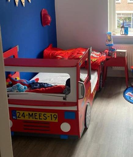 Brandweerbed 1-persoons met nachtkastje en accessoires, Kinderen en Baby's, Kinderkamer | Bedden, Ophalen, 85 tot 100 cm, Gebruikt