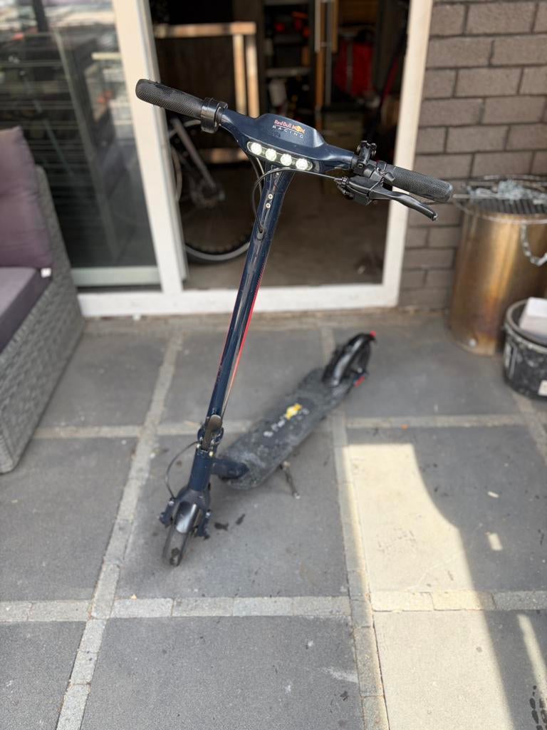 Elektrische step redbull racing, Fietsen en Brommers, Ophalen, Zo goed als nieuw, Elektrische step (E-scooter)