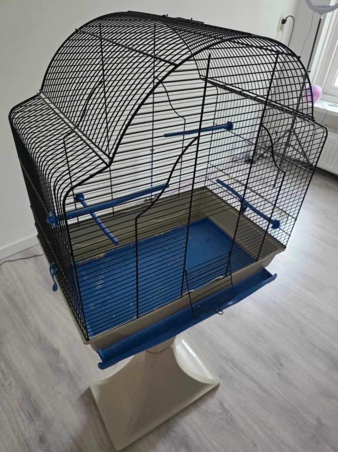 2x vogelkooi (1 zwart/1 beige) met blauw onderblad., Dieren en Toebehoren, Ophalen, Zo goed als nieuw, Metaal, Vogelkooi