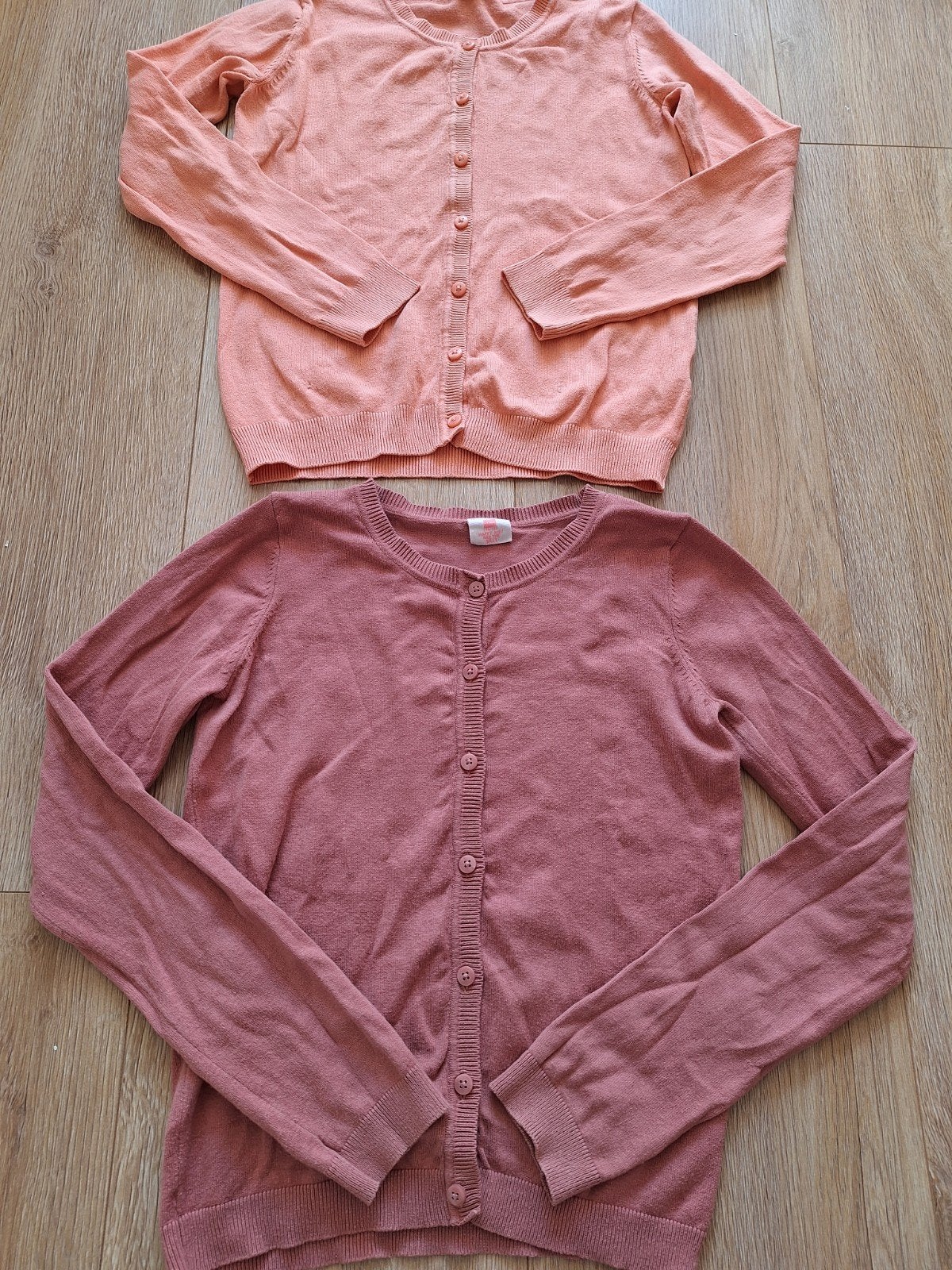 2 mooie vestjes van de Hema mt 146/152: zalmkleurig/oudroze!, Kinderen en Baby's, Kinderkleding | Maat 146, Gebruikt, Meisje, Trui of Vest