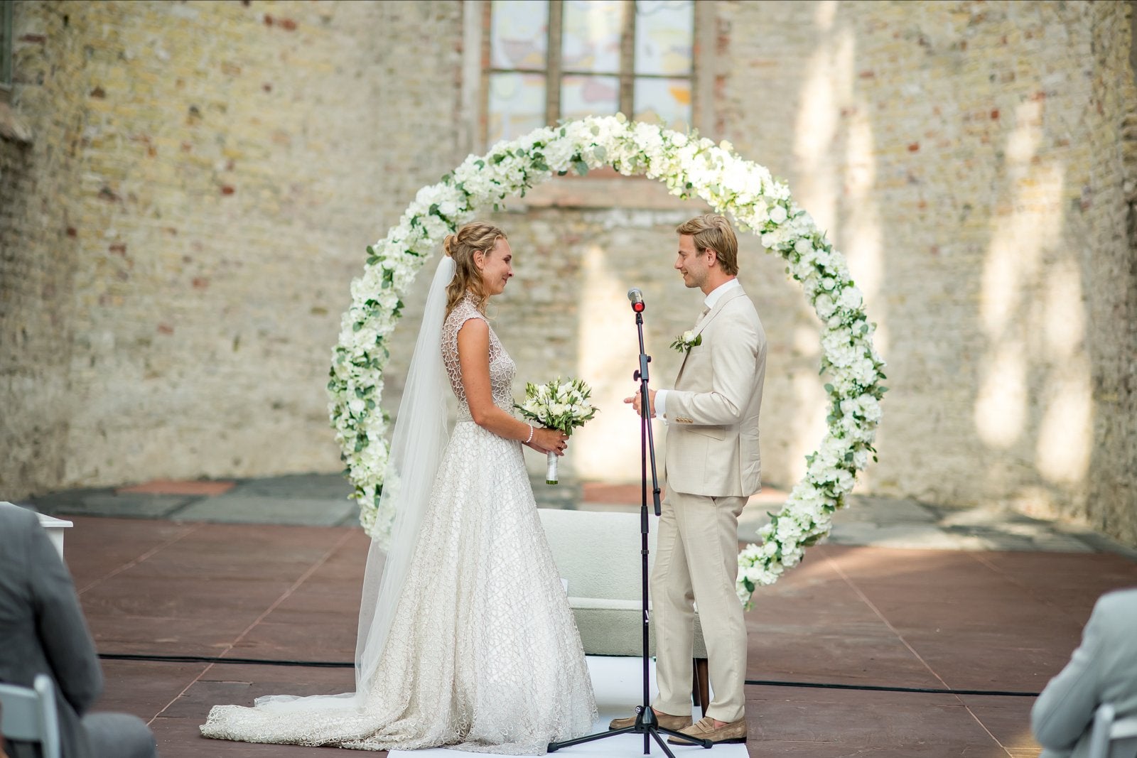 Witte bloemenboog / backdrop voor bruiloft, Ophalen, Zo goed als nieuw, Versiering, Geboorte of Huwelijk