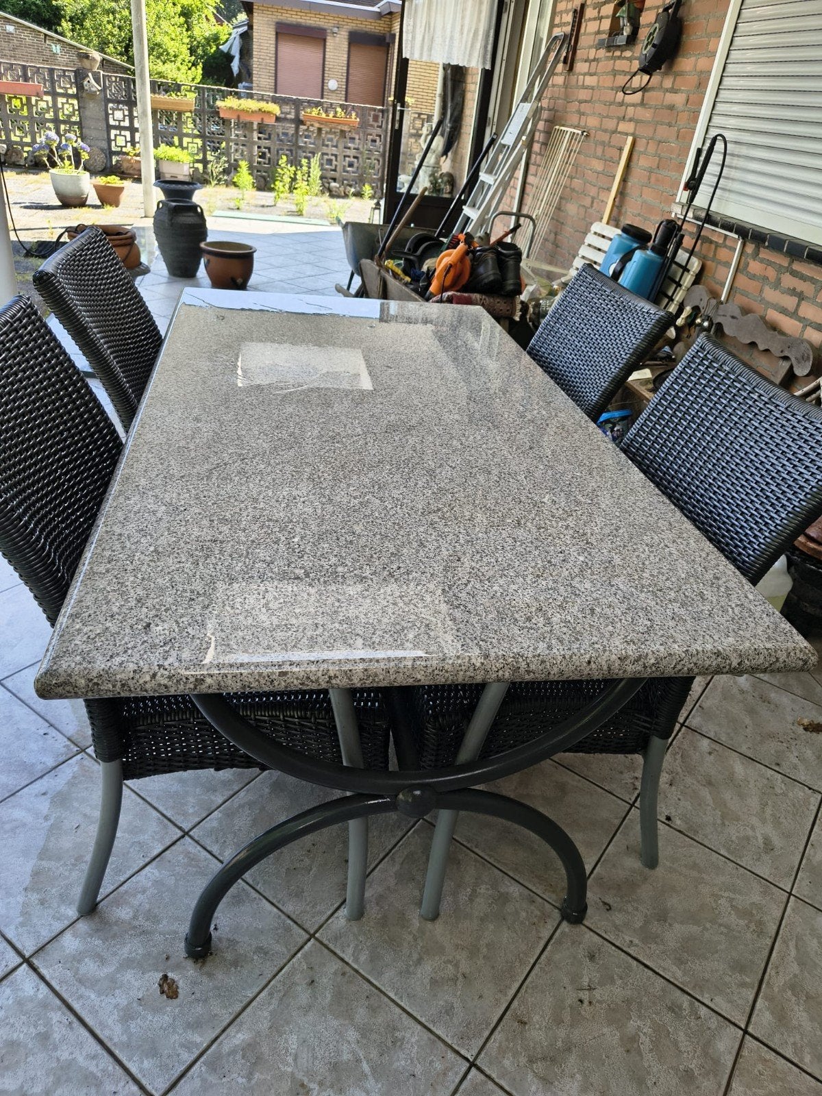 Granieten tuintafel met metalen onderstel en 4 tuinstoelen, Ophalen, Gebruikt, Rechthoekig, Overige materialen