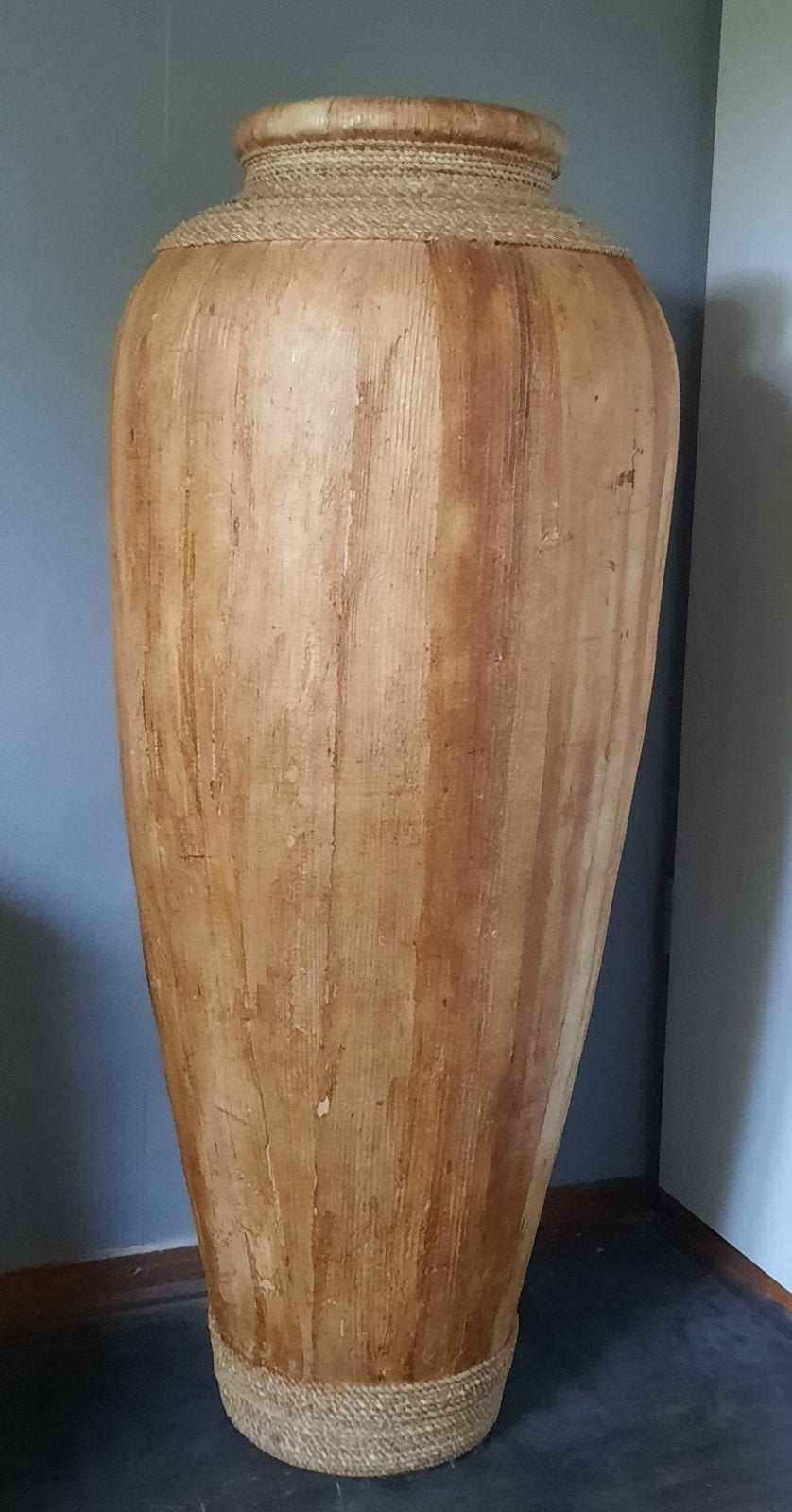 gigantische Terra cotta vaas omhuld met bananenblad, Huis en Inrichting, Ophalen, Gebruikt, Beige, Natuurlijk materiaal