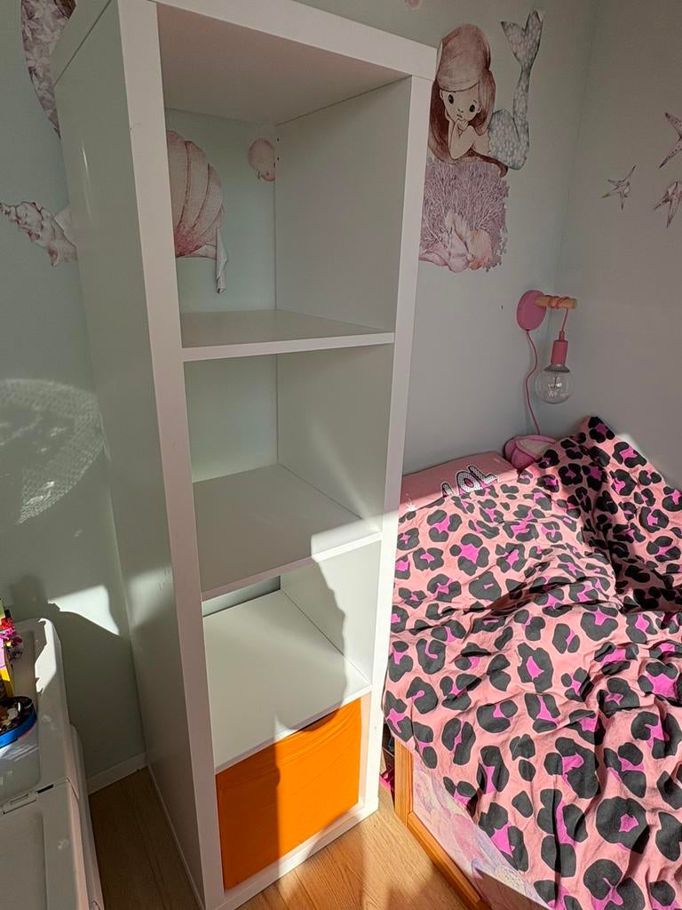 Witte kallax kast 4 vakken met 1 oranje mandje, Ophalen, Minder dan 50 cm, 100 tot 150 cm, Zo goed als nieuw