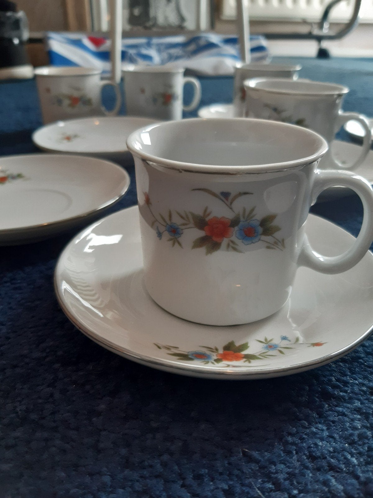 8 Kop en Schotels met vrolijk bloemmotief, Gebruikt, Keramiek, Ophalen of Verzenden, Overige stijlen