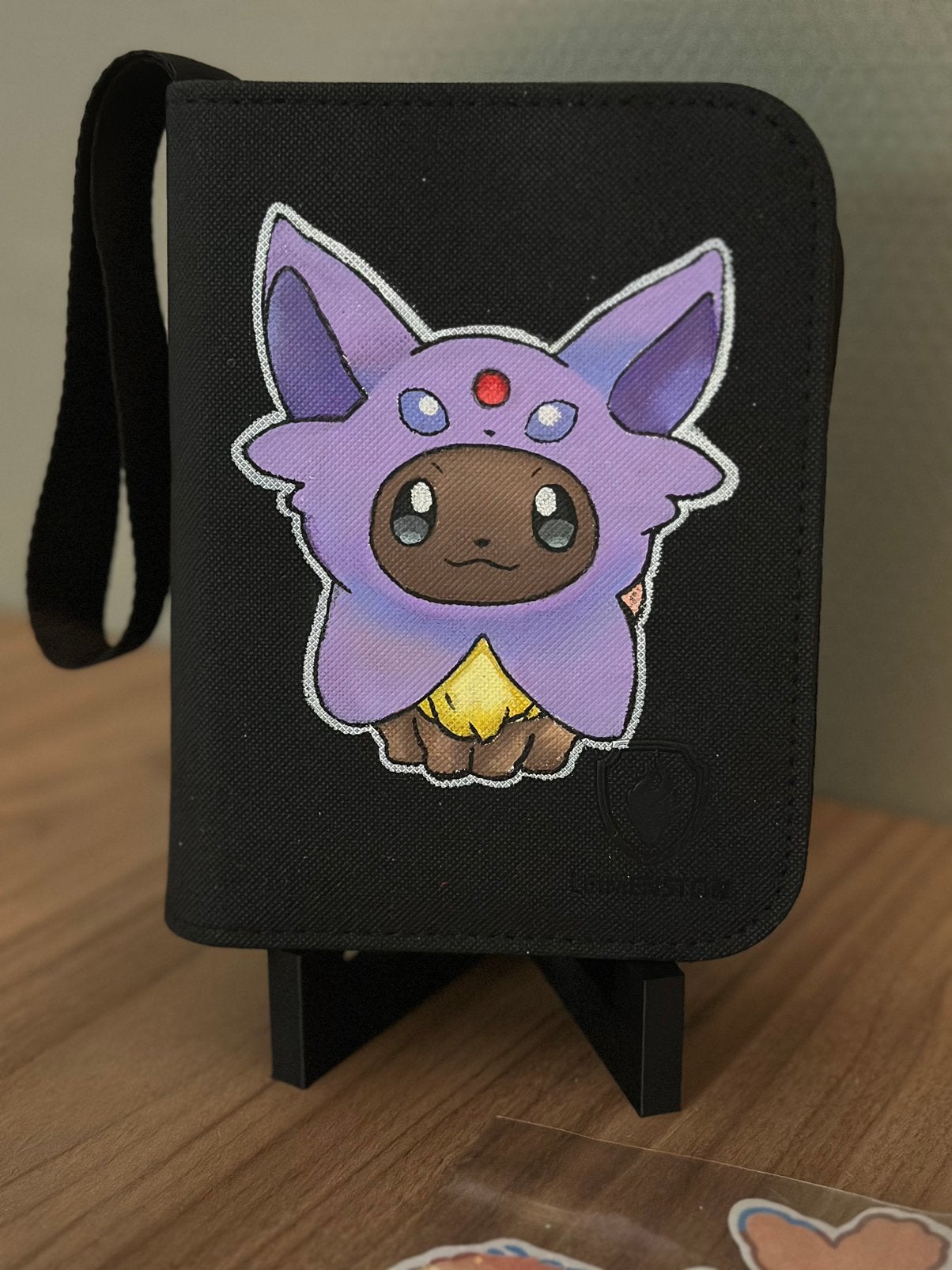 Custom mini toploader mapje Eevee poncho, Ophalen of Verzenden, Nieuw, Overige typen