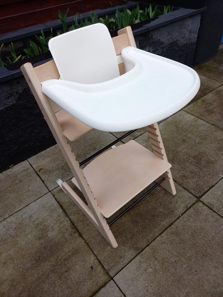 Stokke Tripp Trapp kinderstoel, met tafelblad en babyset, Ophalen, Gebruikt, Meegroeistoel, Afneembaar eetblad